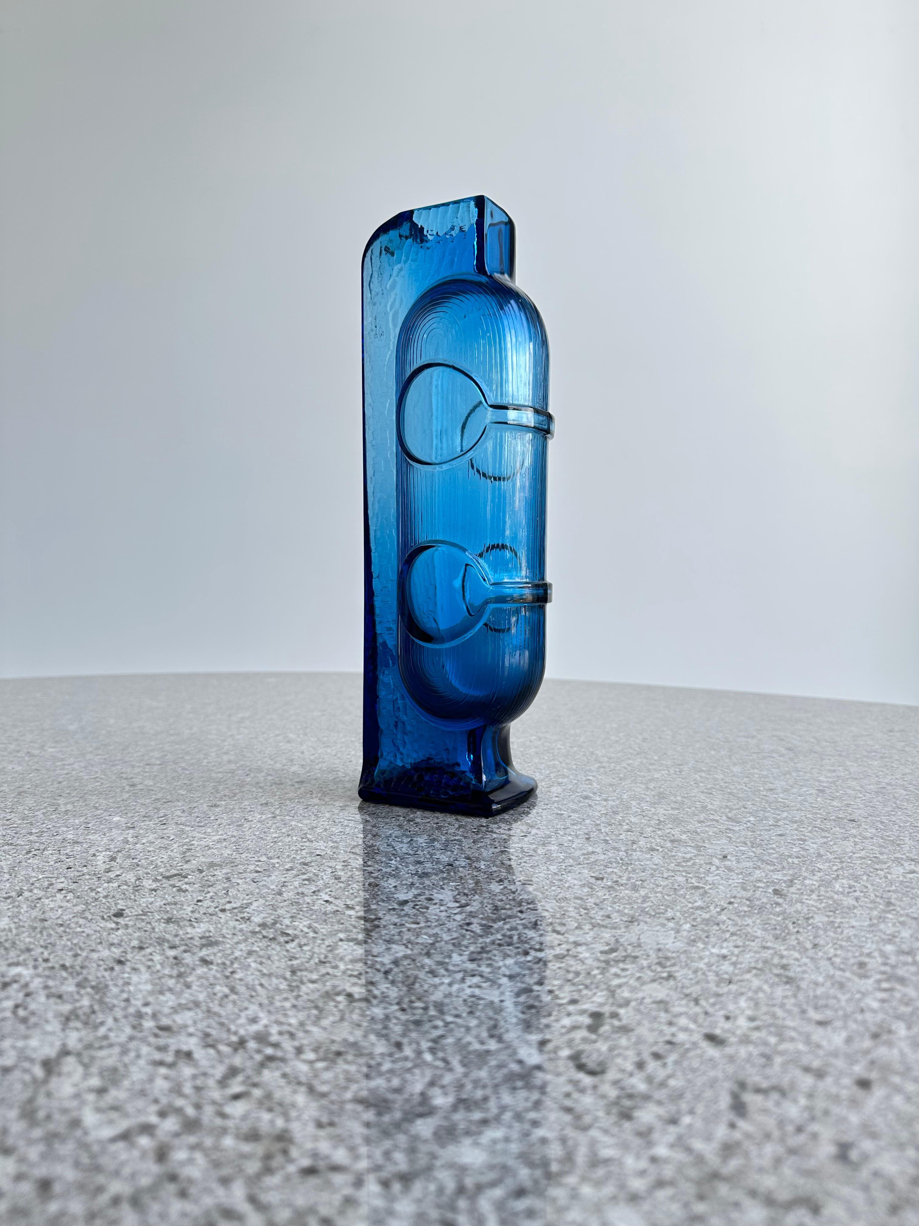 Stunning Italian crystal vase by Grandi Cristalli. Beautiful centrepiece.