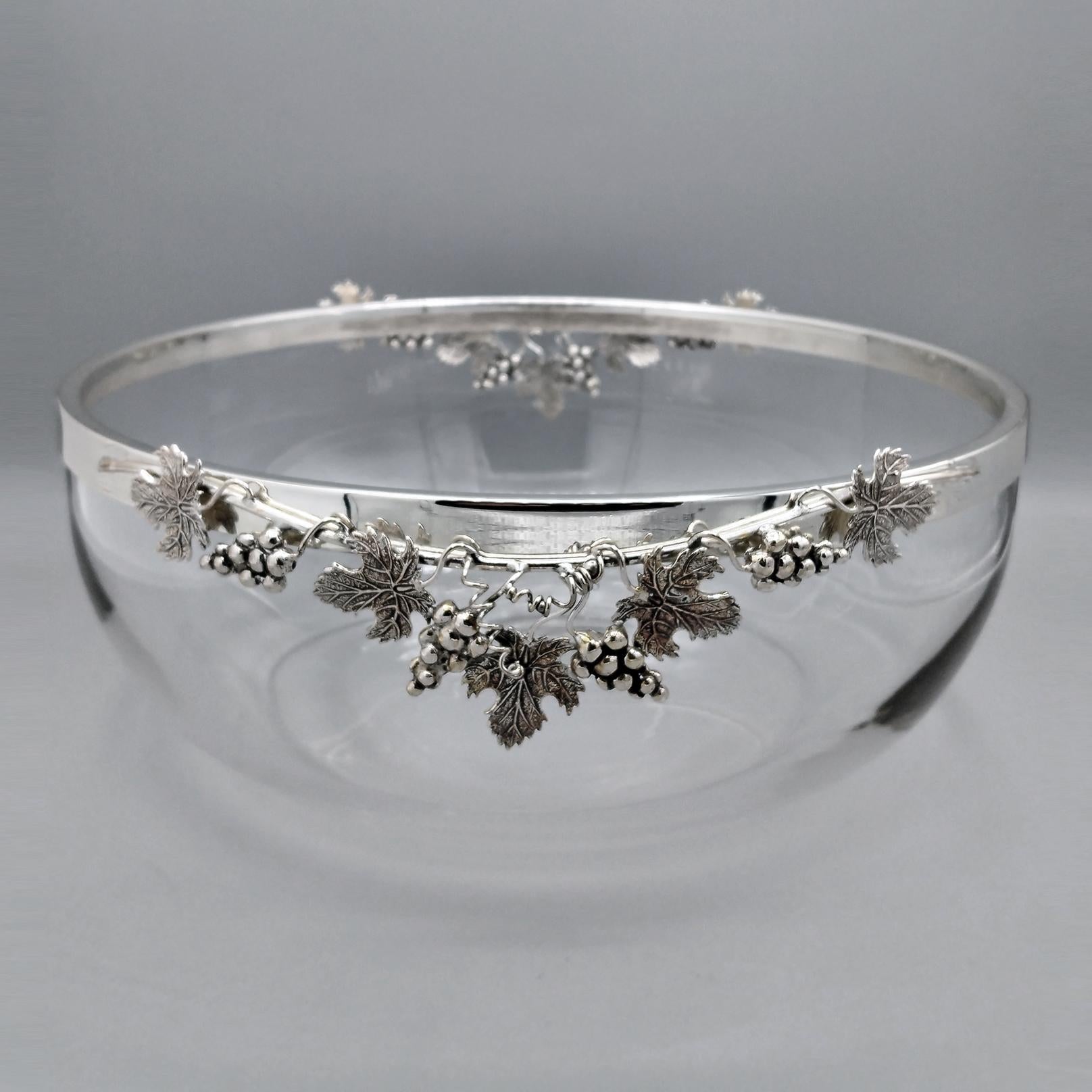 Italienische Kristallschale mit Rand und traubenförmigem Dekor aus 800er Silber.
Die Schale ist aus glattem Kristall.
Auf den Rand wurde eine Silberplatte gelegt, auf der zwei gegenüberliegende Verzierungen mit Motiven von Weintrauben, Weinblättern