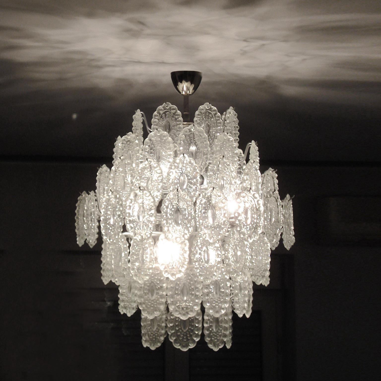 Seltene Deckenlampe Pendelleuchte aus großen Blütenblättern aus klarem Kristall, montiert auf einem Metallrahmen, silber lackiert, Europa 1960er Jahre. Beleuchtet von sechs Standard E27 Glühbirnen, die sowohl mit 220V als auch mit 110V