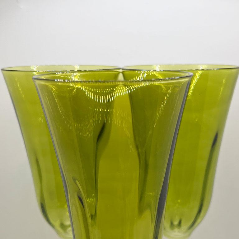 Juego de tres copas de champán vintage sin usar de Vietri. Cada flauta tiene un cuerpo verde óptico y un tallo verde transparente. Las pegatinas originales están pegadas en la parte inferior. Sería un complemento estupendo para tu bar o reunión
