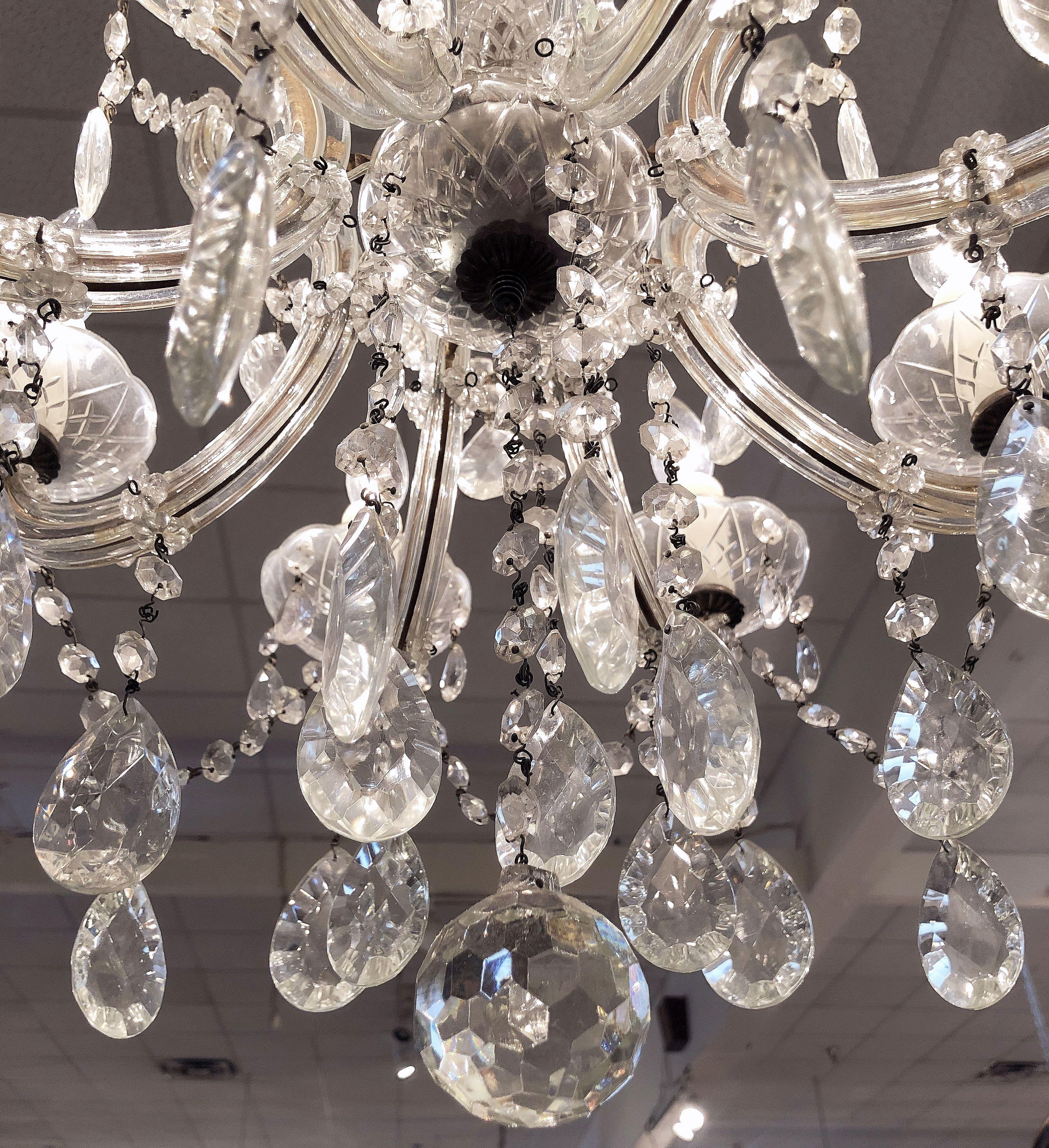 Lustre Marie-Thérèse à huit lumières en cristal en forme de goutte d'eau, Italie en vente 6