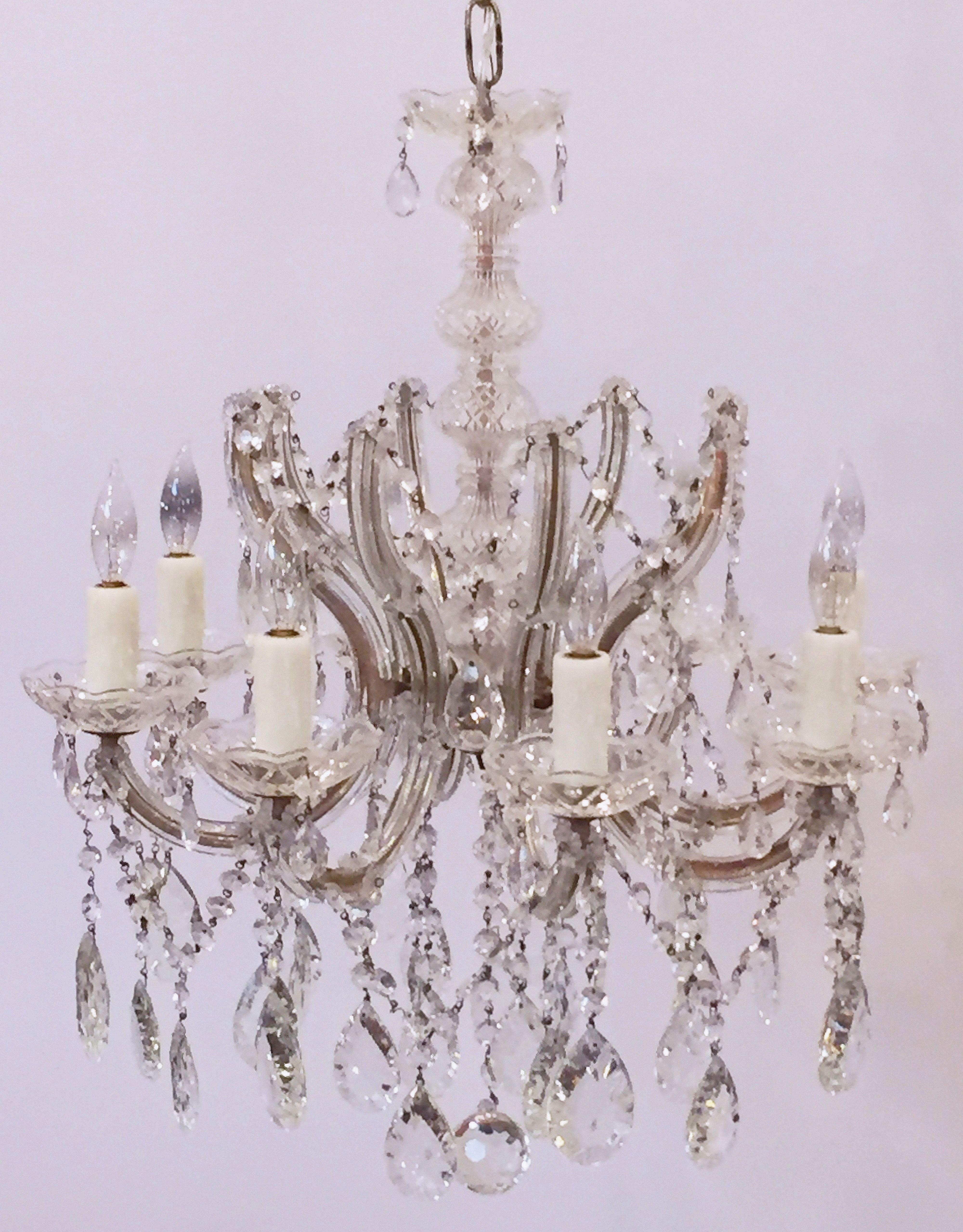 20ième siècle Lustre Marie-Thérèse à huit lumières en cristal en forme de goutte d'eau, Italie en vente