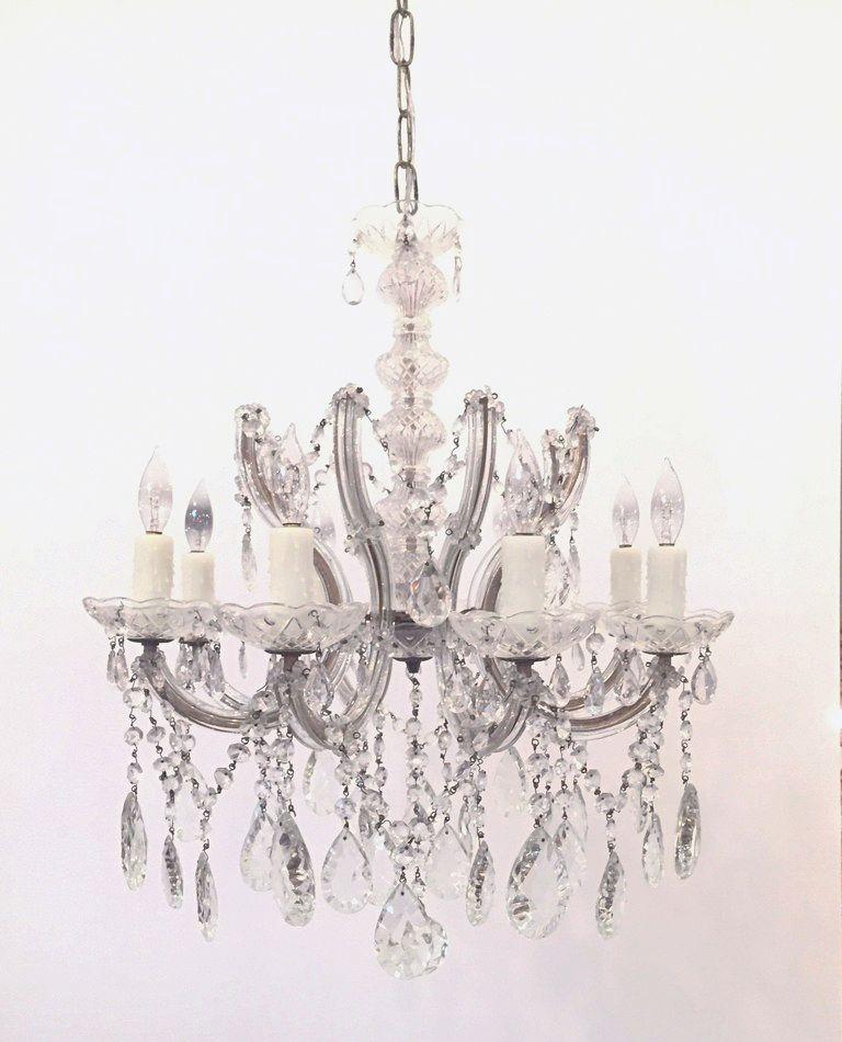 Un grand et beau lustre (ou suspension) Marie-Thérèse à huit lumières en cristal, verre et métal doré, avec des bras en serpentin, chaque lampe à bougie avec des pendentifs et des bobeches décoratives.

Mesures : 21 pouces de diamètre.

Câblé