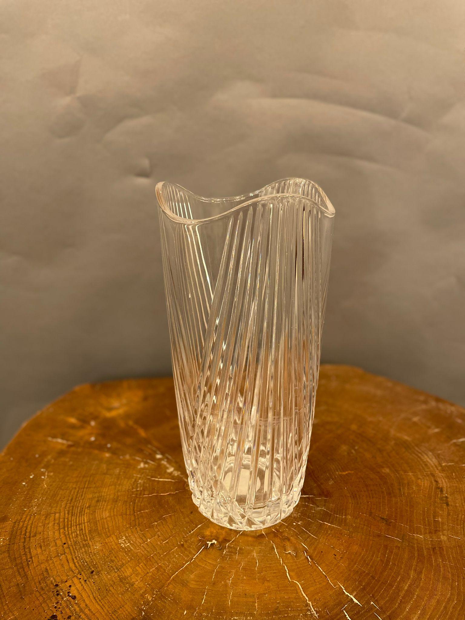 Le vase en verre Flowers est un magnifique objet décoratif en verre, réalisé dans les années 1970. Très élégant vase en verre transparent avec des bords supérieurs ondulés et une décoration rayée le long du corps.