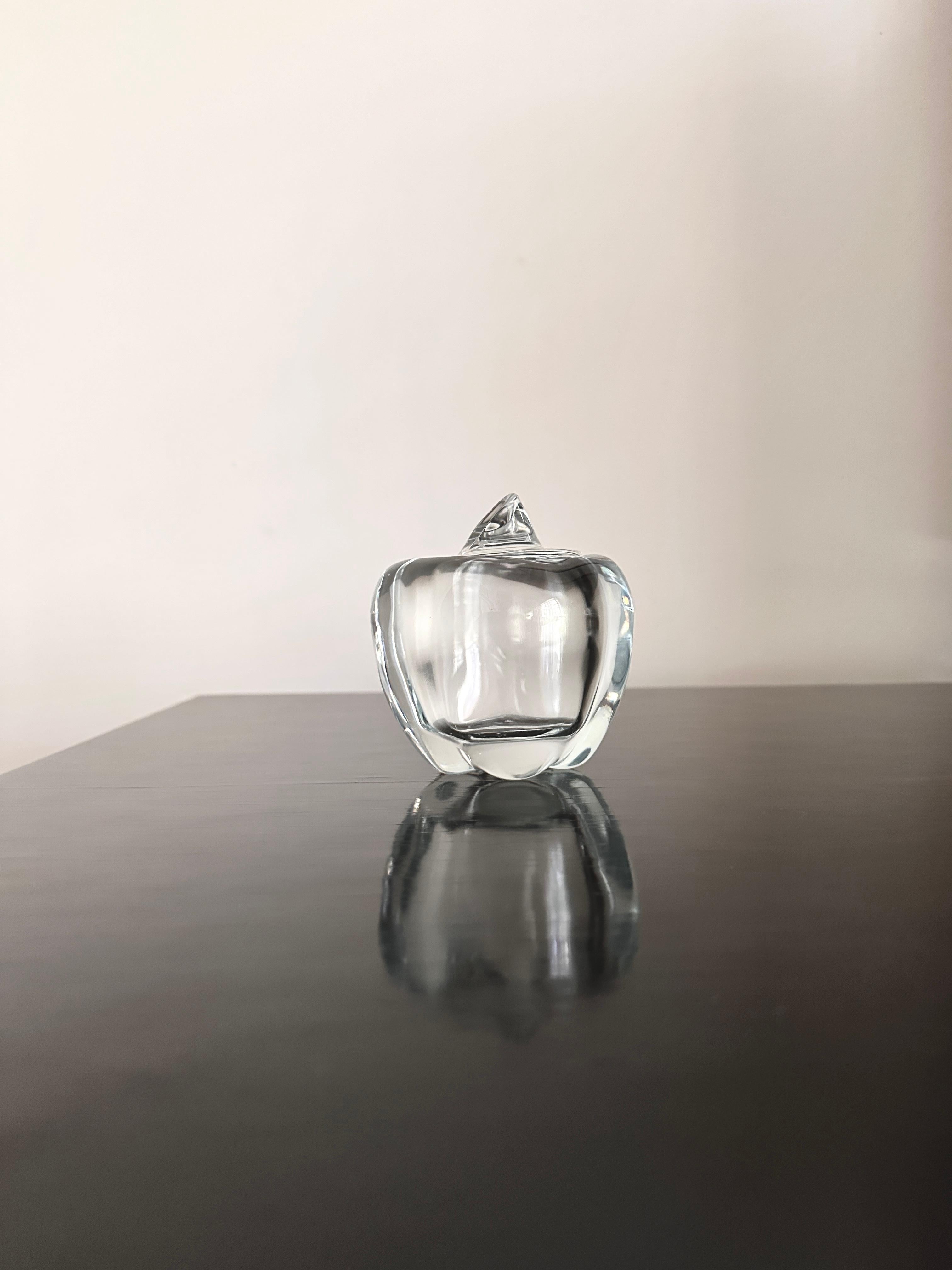 A hand crafted Italian crystel apple form jam jar designed by Elsa Peretti for Tiffany & Company in the mid 1980's. 

Elsa Peretti (1940 - 2021) was an Italian fashion model, designer and muse of fashion designer Halston during the 1970's and