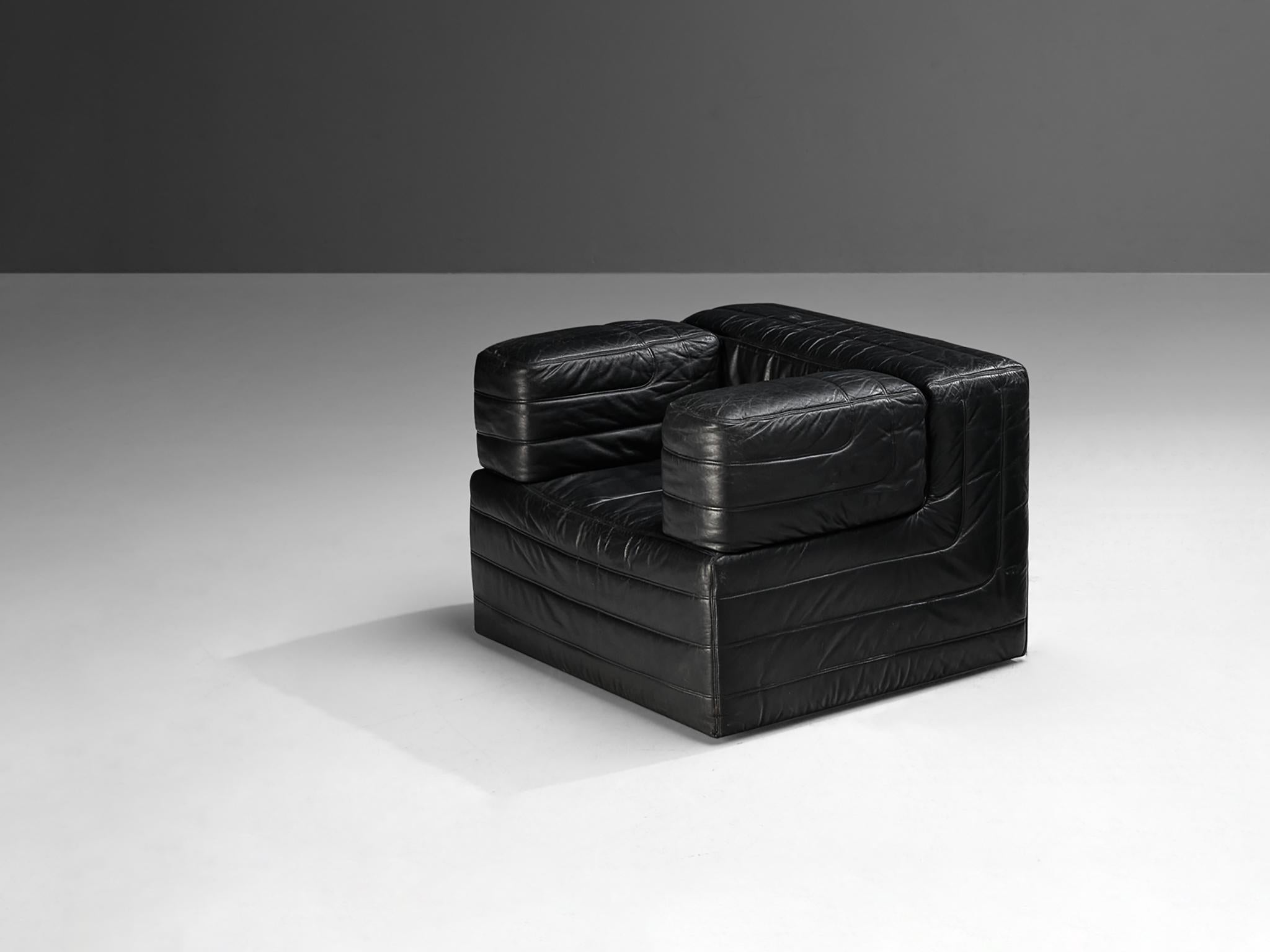 Chaise longue en cuir, Italie, années 1970

Cette chaise de salon saisissante est proposée dans un revêtement en cuir noir qui donne à la pièce une touche vibrante et intéressante. Le design est en outre caractérisé par des lignes géométriques