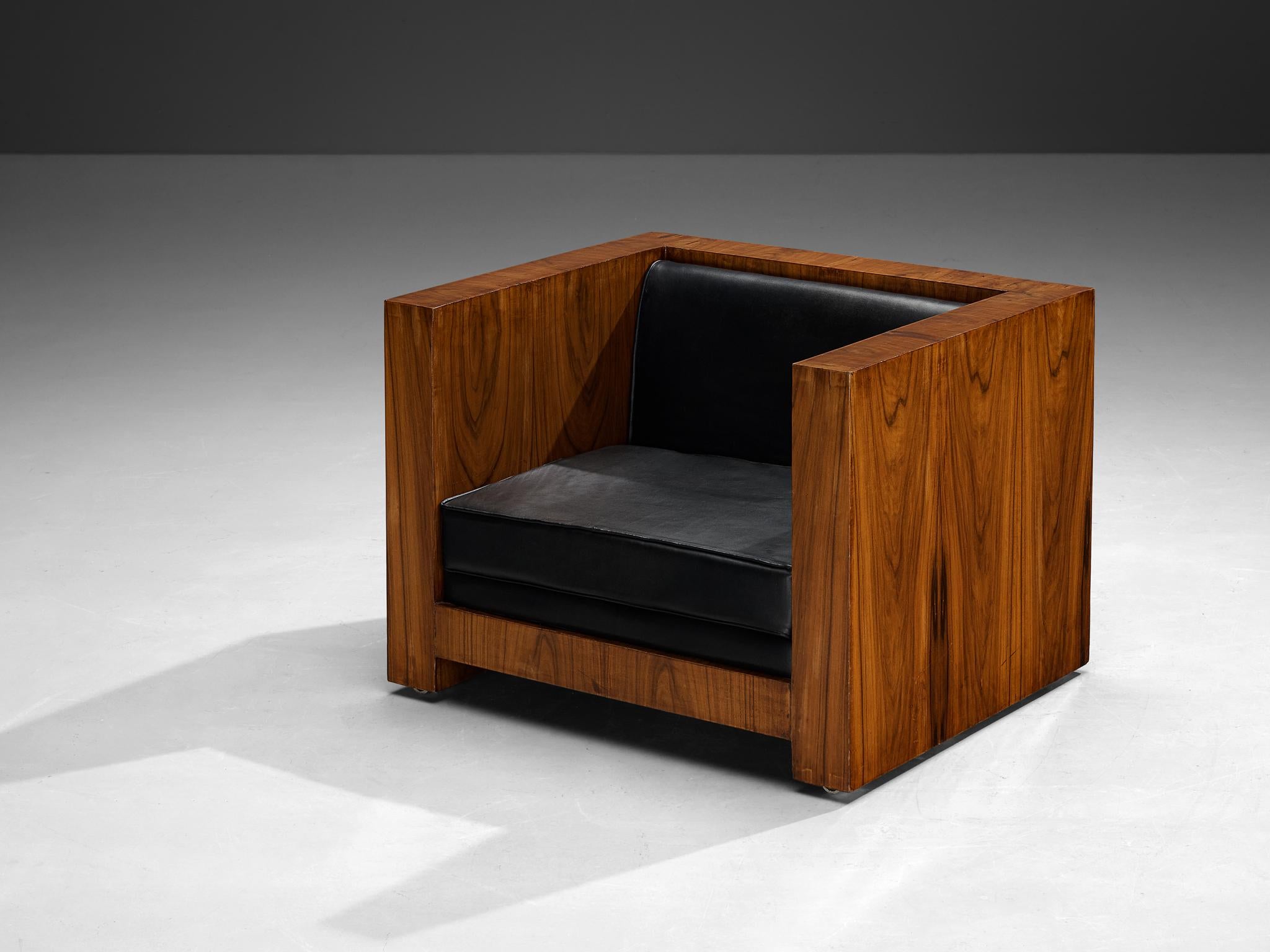 Chaise longue, noyer, faux cuir, Italie, années 1970

Un fauteuil distinctif de fabrication italienne qui respire la robustesse, caractérisé par une silhouette robuste et substantielle aux contours distincts à angles vifs. La chaise est fabriquée à
