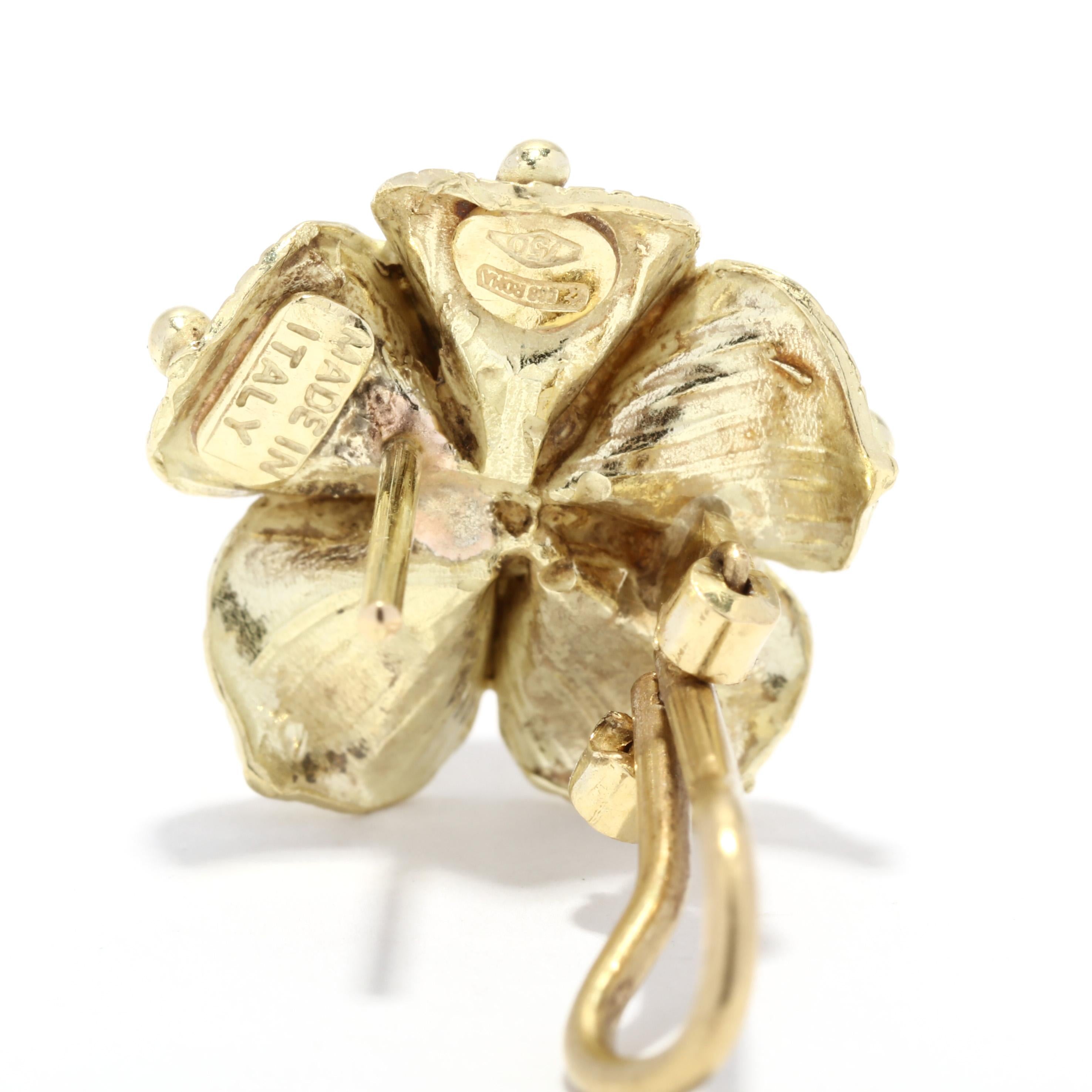 Italienische italienische Zuchtperlen-Blumenohrringe, 18K Gold, durchbohrte Omega-Rücken, matte Flo im Zustand „Gut“ in McLeansville, NC