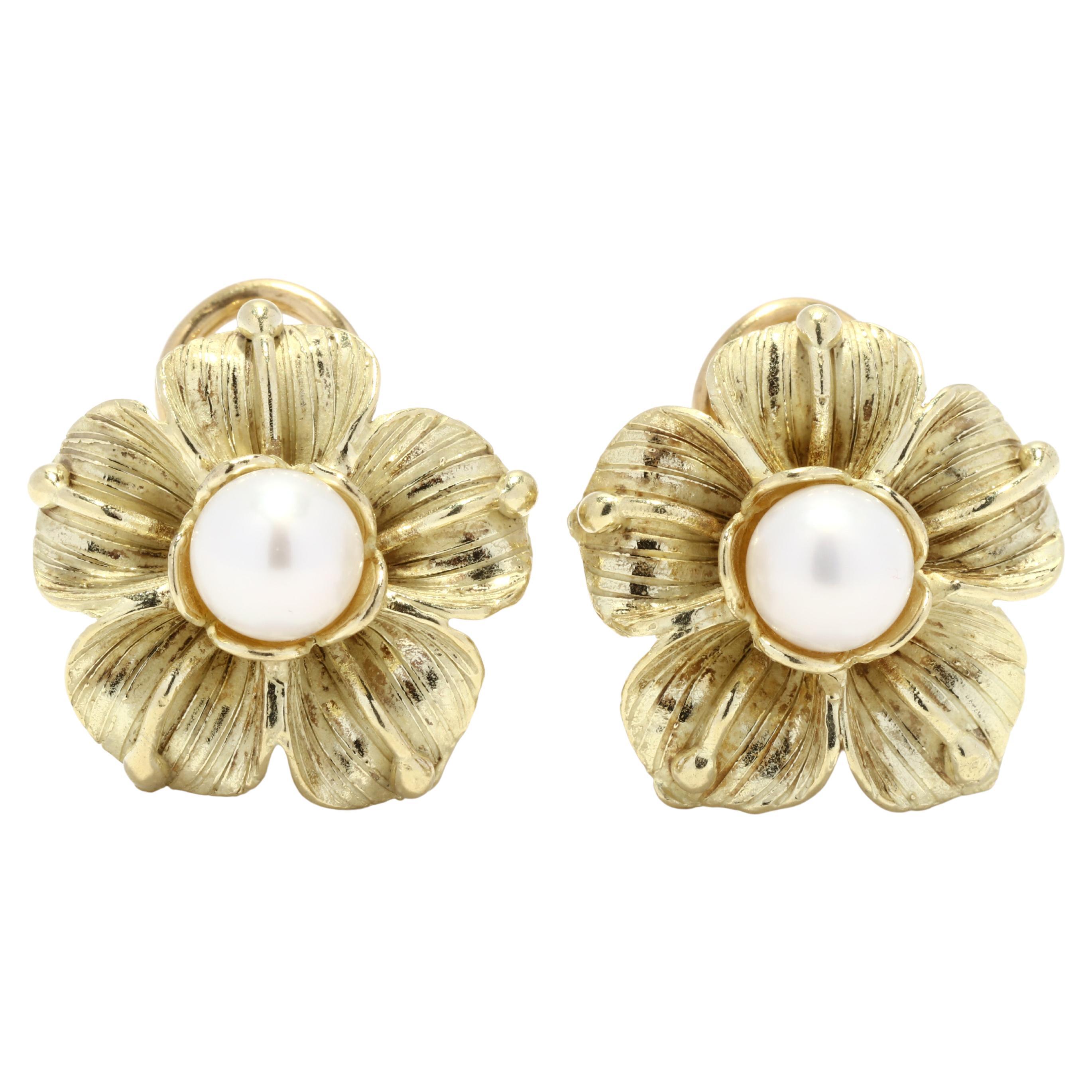 Italienische italienische Zuchtperlen-Blumenohrringe, 18K Gold, durchbohrte Omega-Rücken, matte Flo