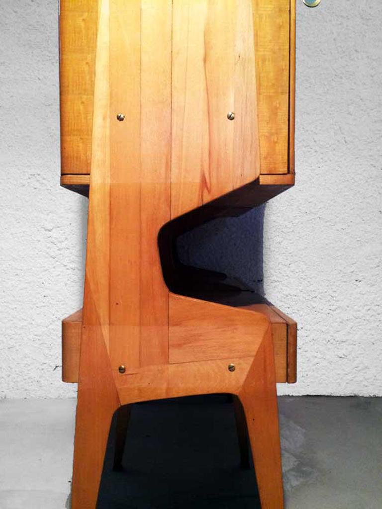 Italian Cupboard Attributed to Ico Parisi Blonde Oak Wood and Majolica Tiles (Mitte des 20. Jahrhunderts) im Angebot