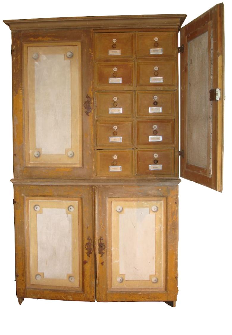 Großer antiker italienischer Theater-Leinwandschrank mit 34 Schubladen. Die Schranktüren weisen ein dekoratives neoklassizistisches Design auf, das auf Leinwand gemalt und in Holz gerahmt ist. Dieser antike italienische Theater-Leinwandschrank wurde