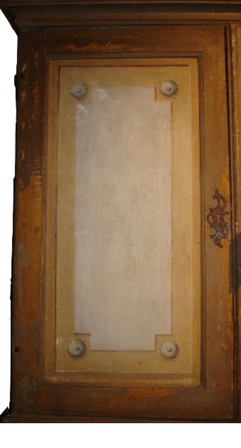 Italienisches Schrank oder Schrank, 18. Jahrhundert im Zustand „Starke Gebrauchsspuren“ im Angebot in New Orleans, LA