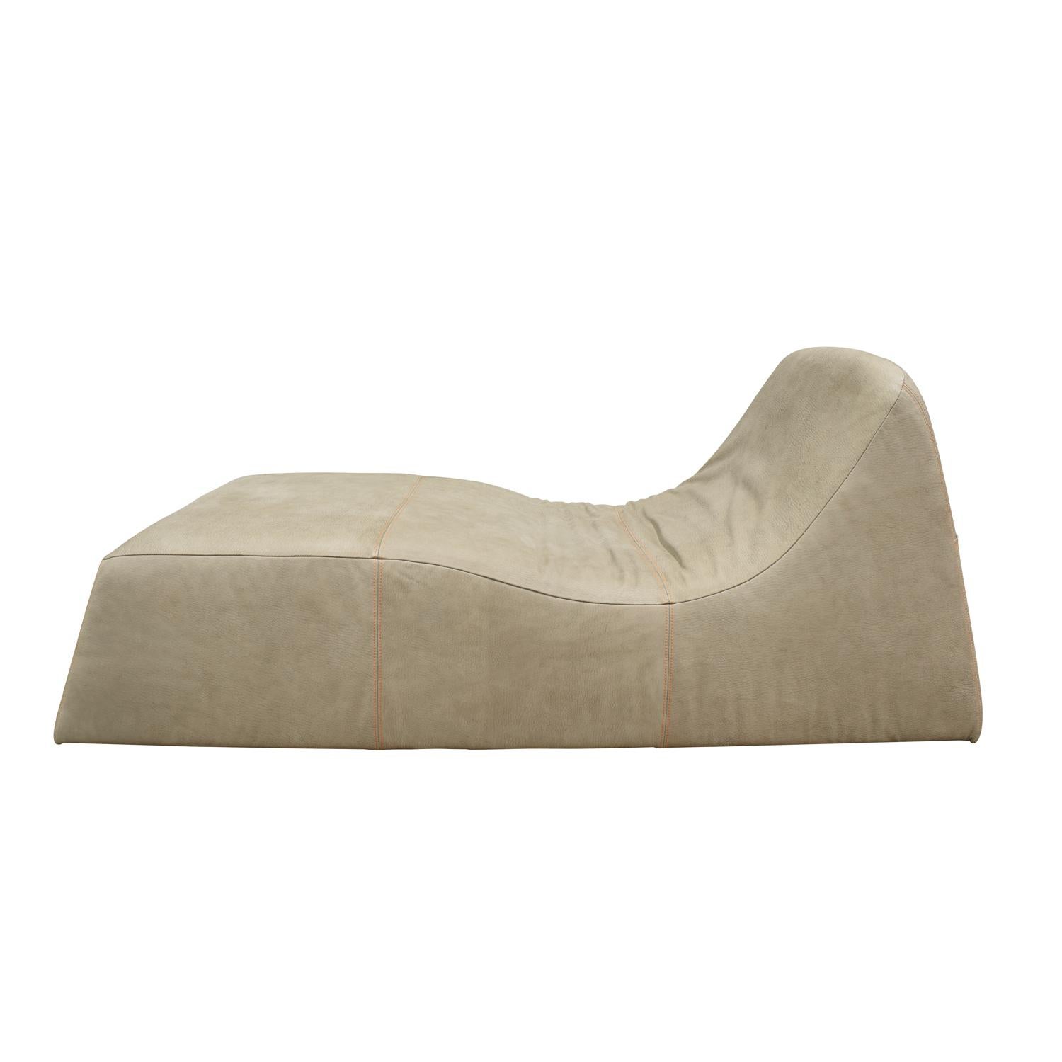 Curvaceous chaise in calf skin with orange stitching, Italian, 1990s. This chaise is very comfortable.