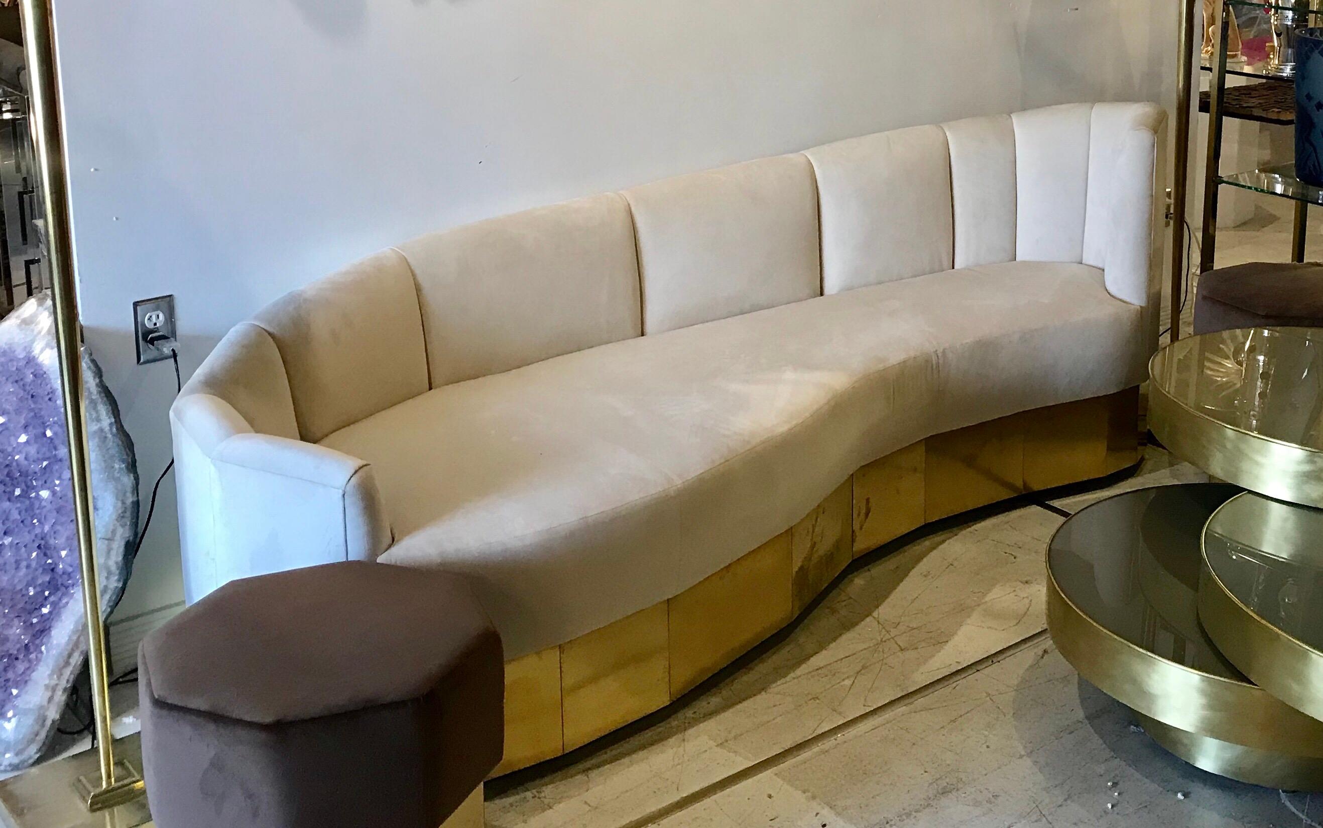 Italienisches geschwungenes italienisches Sofa aus cremefarbenem Samt und Messing im Angebot 5