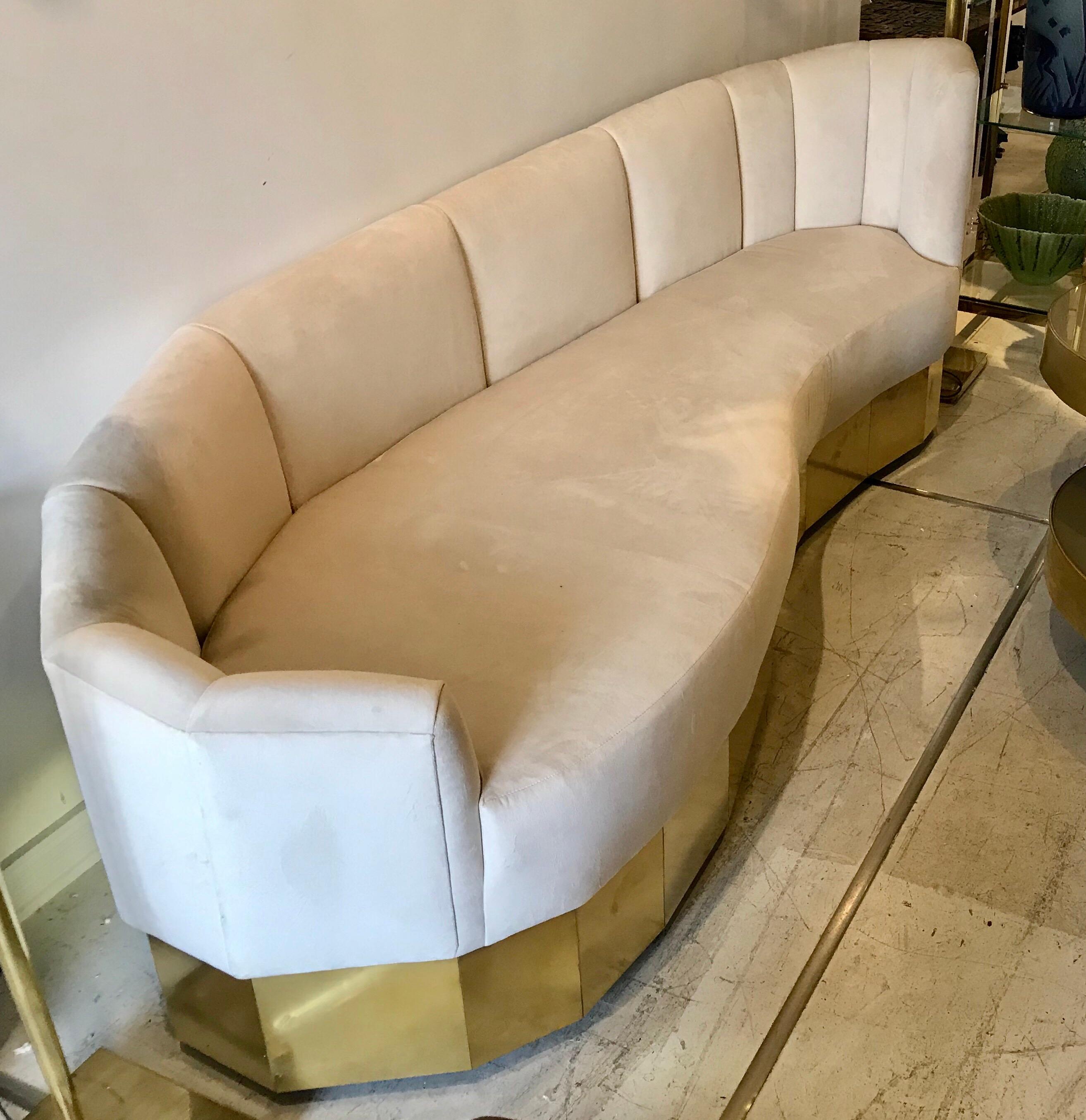 Italienisches geschwungenes italienisches Sofa aus cremefarbenem Samt und Messing im Zustand „Gut“ im Angebot in Miami, FL