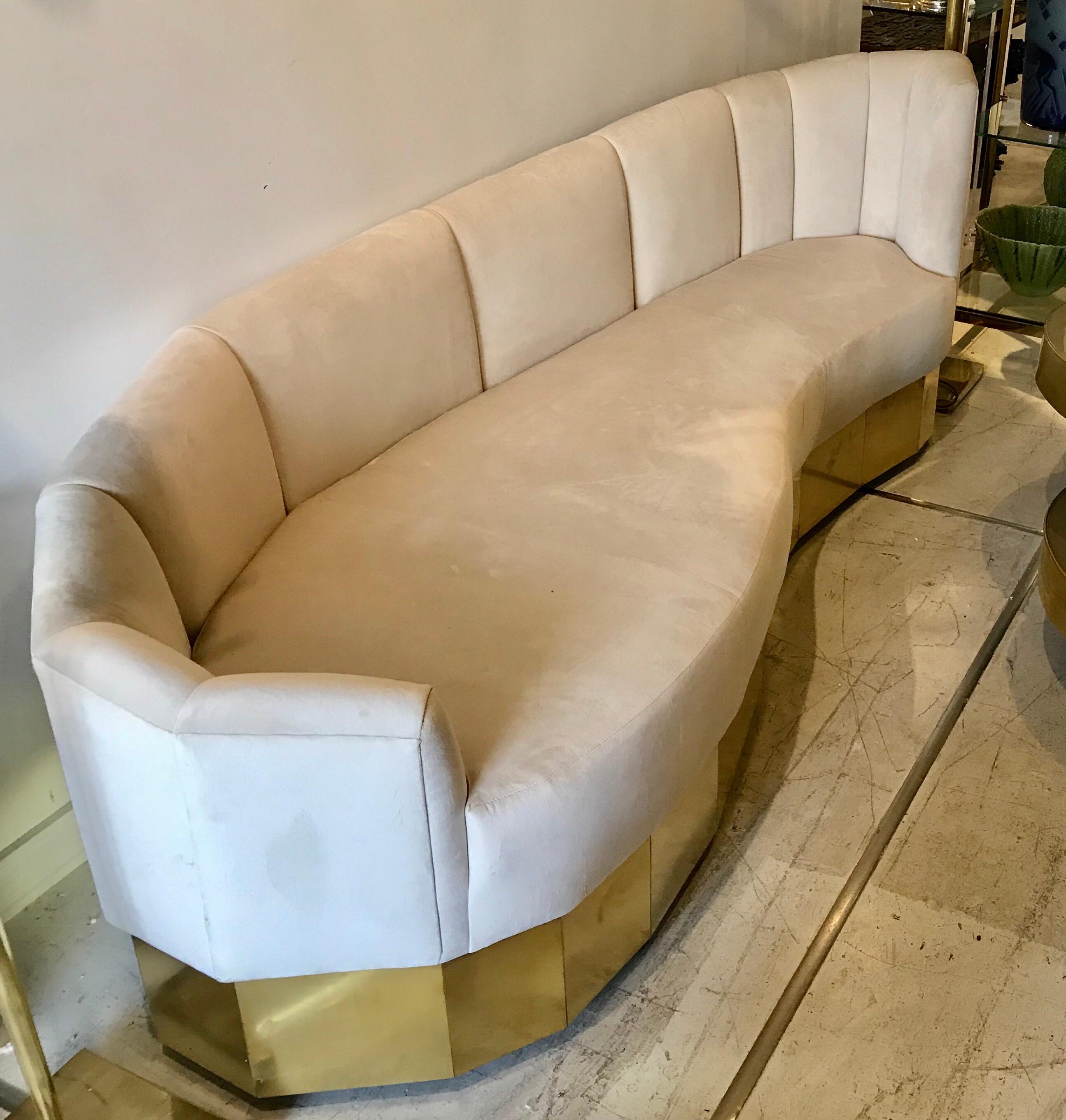 Italienisches geschwungenes italienisches Sofa aus cremefarbenem Samt und Messing im Angebot 1