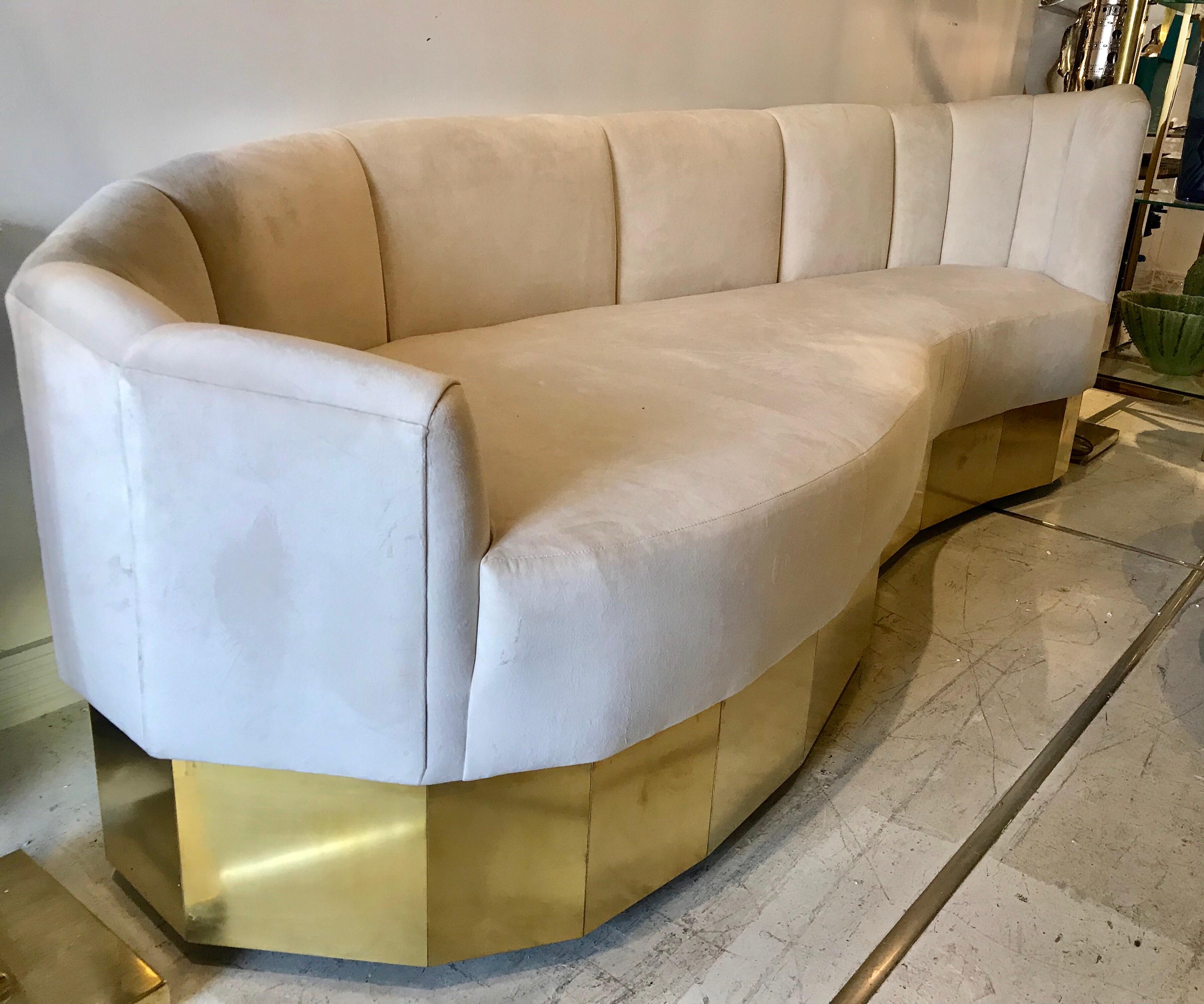 Italienisches geschwungenes italienisches Sofa aus cremefarbenem Samt und Messing im Angebot 3