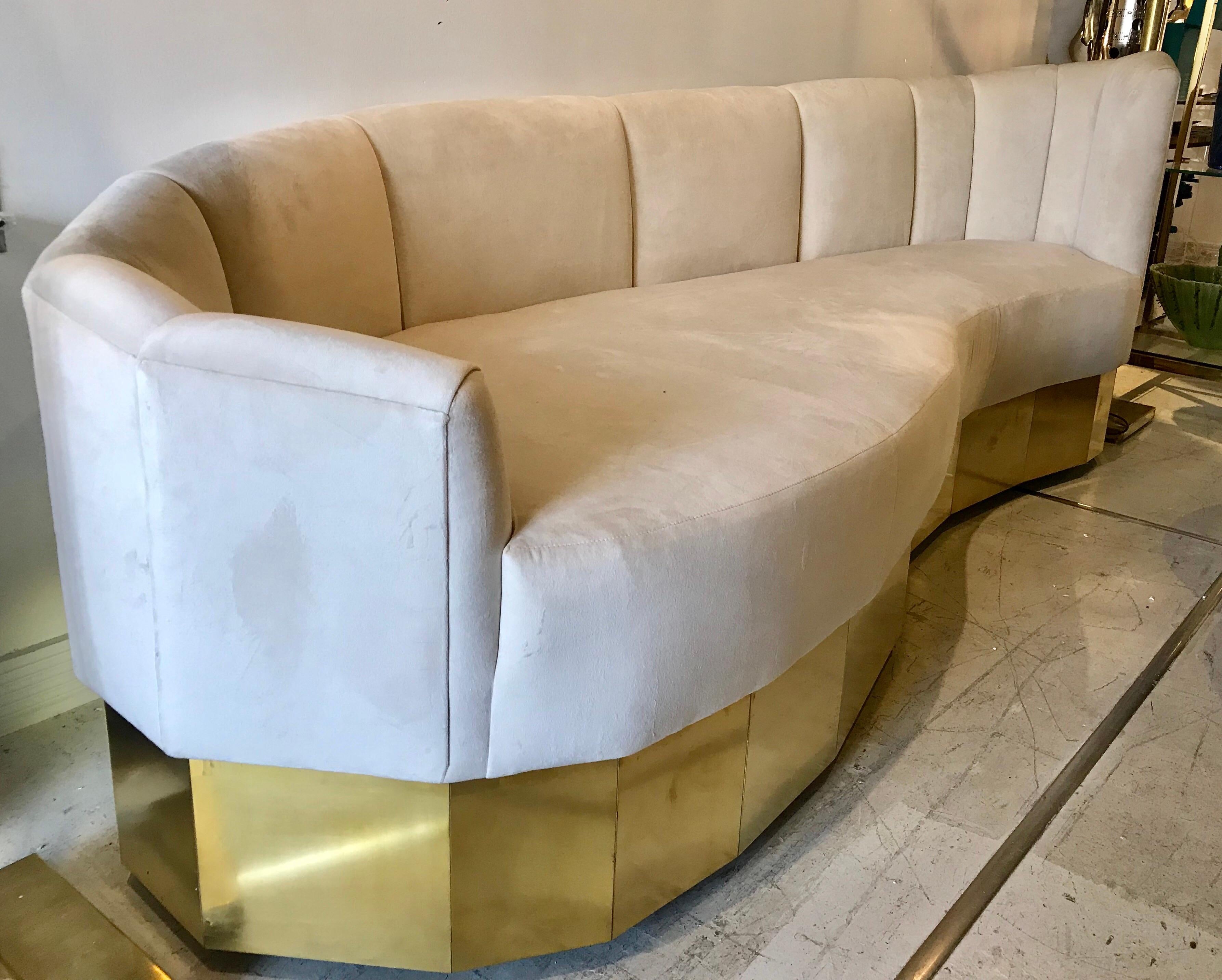 Italienisches geschwungenes italienisches Sofa aus cremefarbenem Samt und Messing im Angebot 4