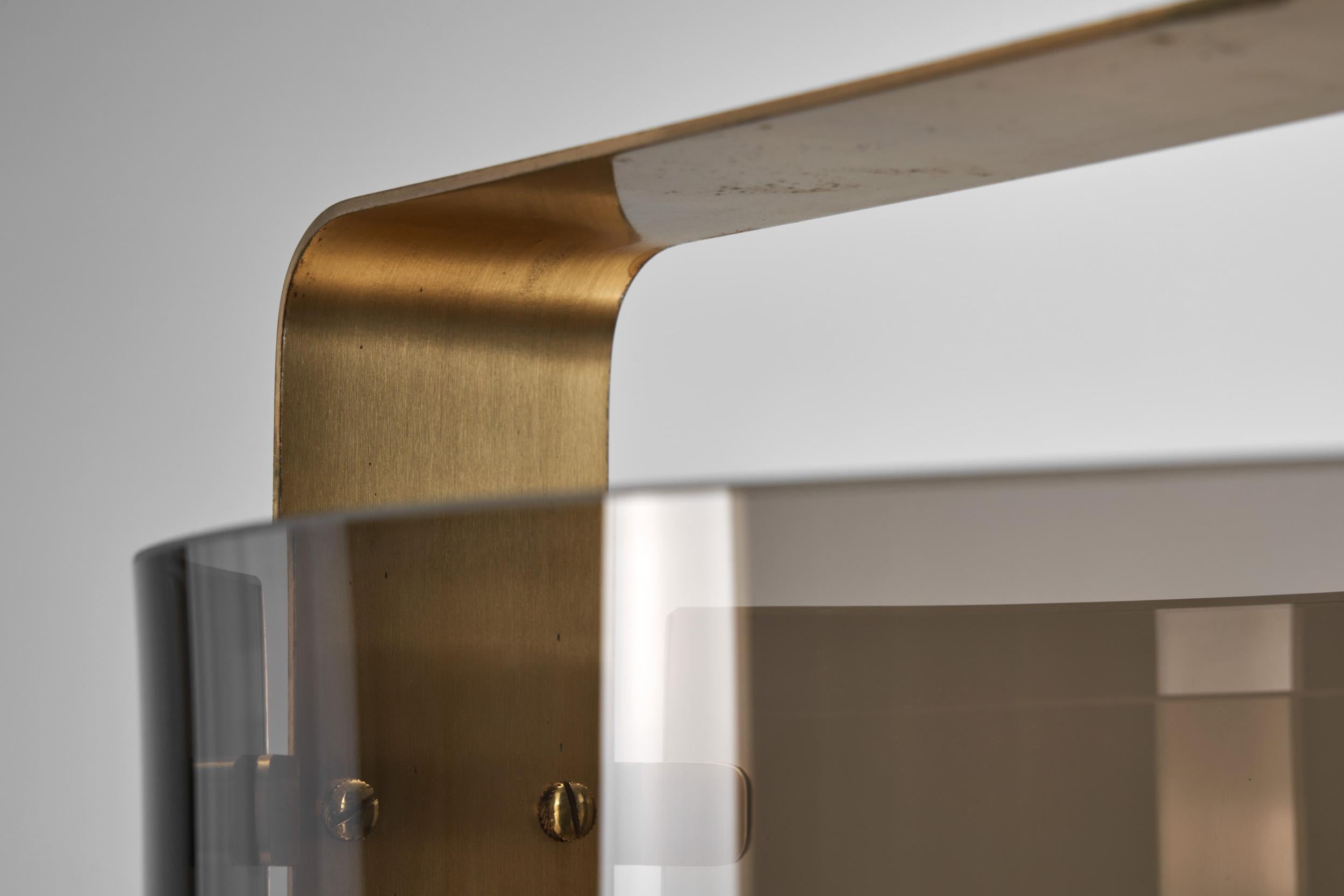Italian Curved Glass and Brass Table Lamp by Fontana Arte (Attr.), Italy 1960s For Sale 6
