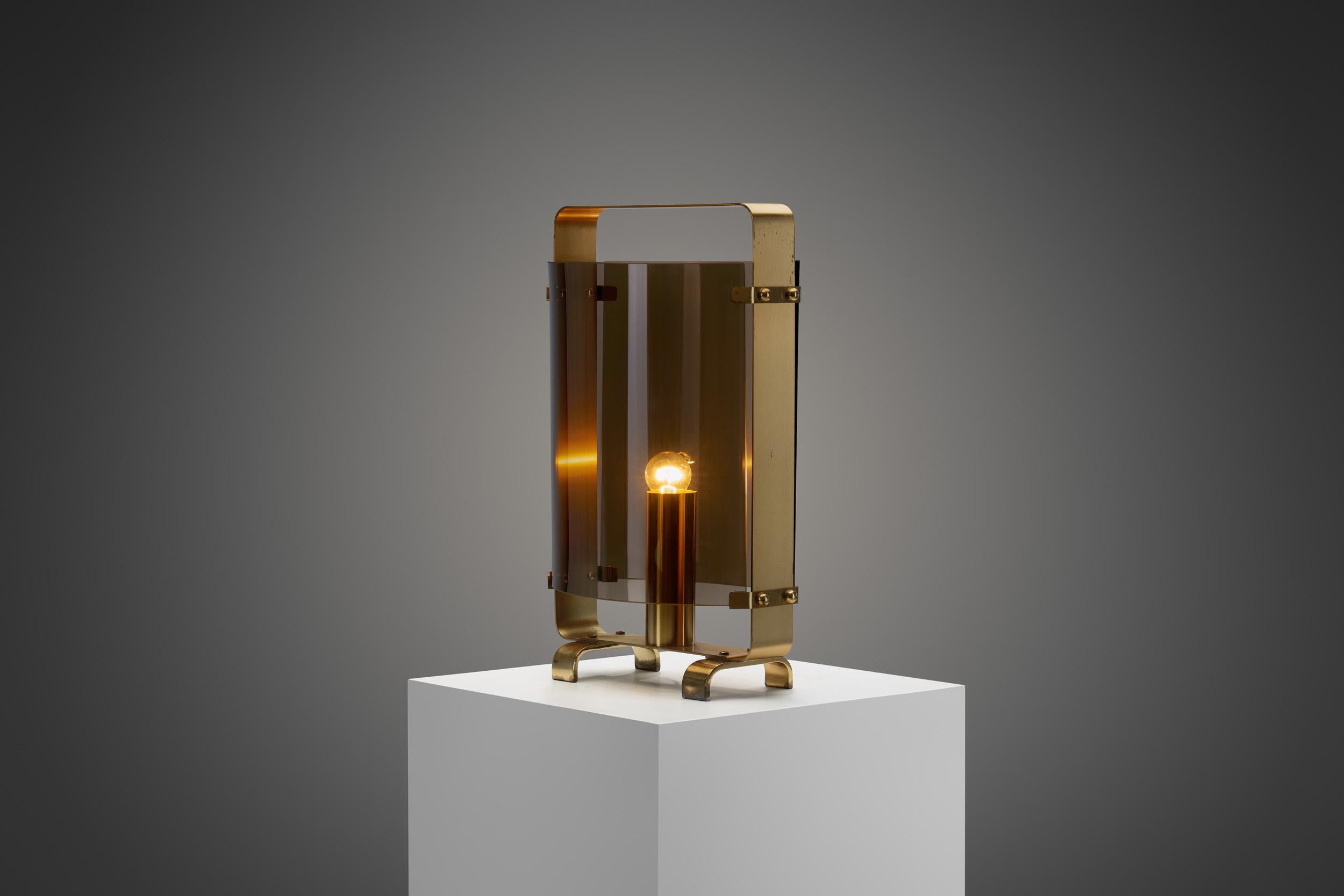 Italian Curved Glass and Brass Table Lamp by Fontana Arte (Attr.), Italy 1960s In Good Condition For Sale In Utrecht, NL