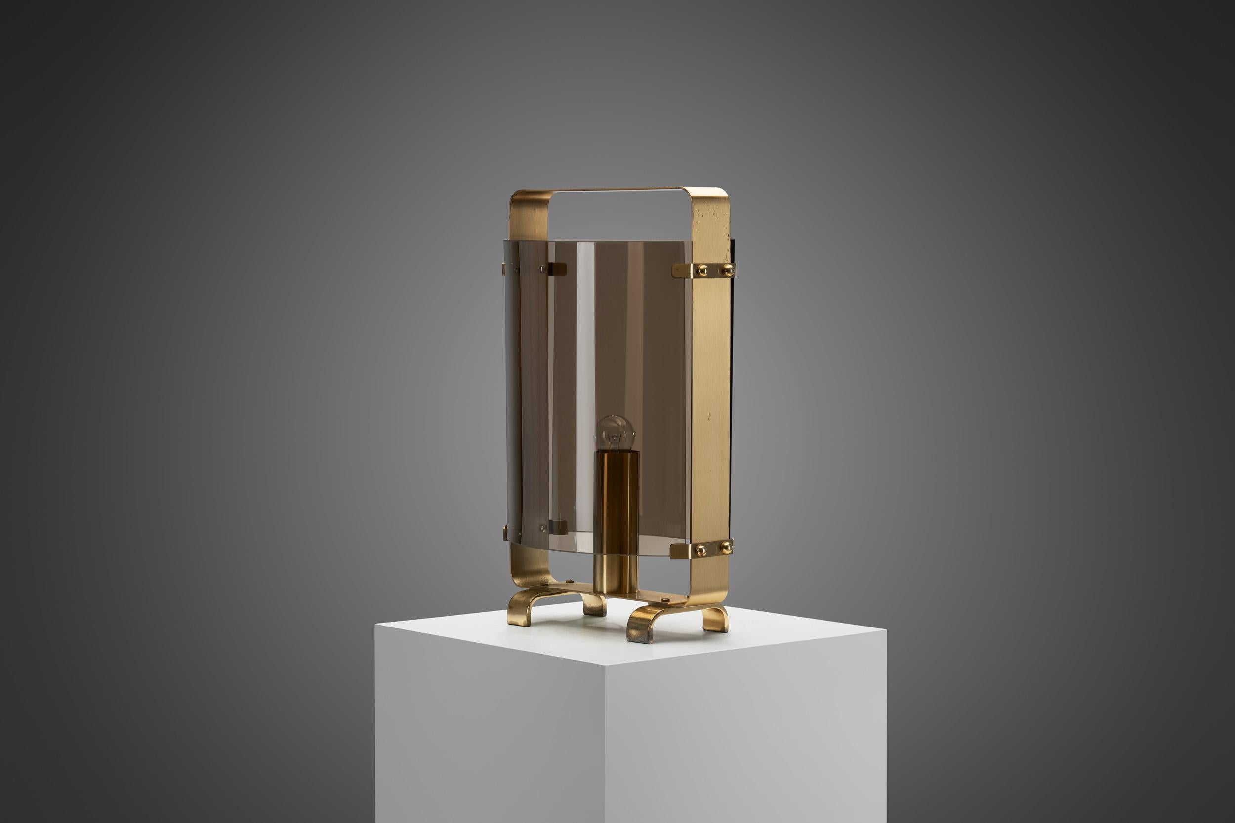 Mid-20th Century Italian Curved Glass and Brass Table Lamp by Fontana Arte (Attr.), Italy 1960s For Sale