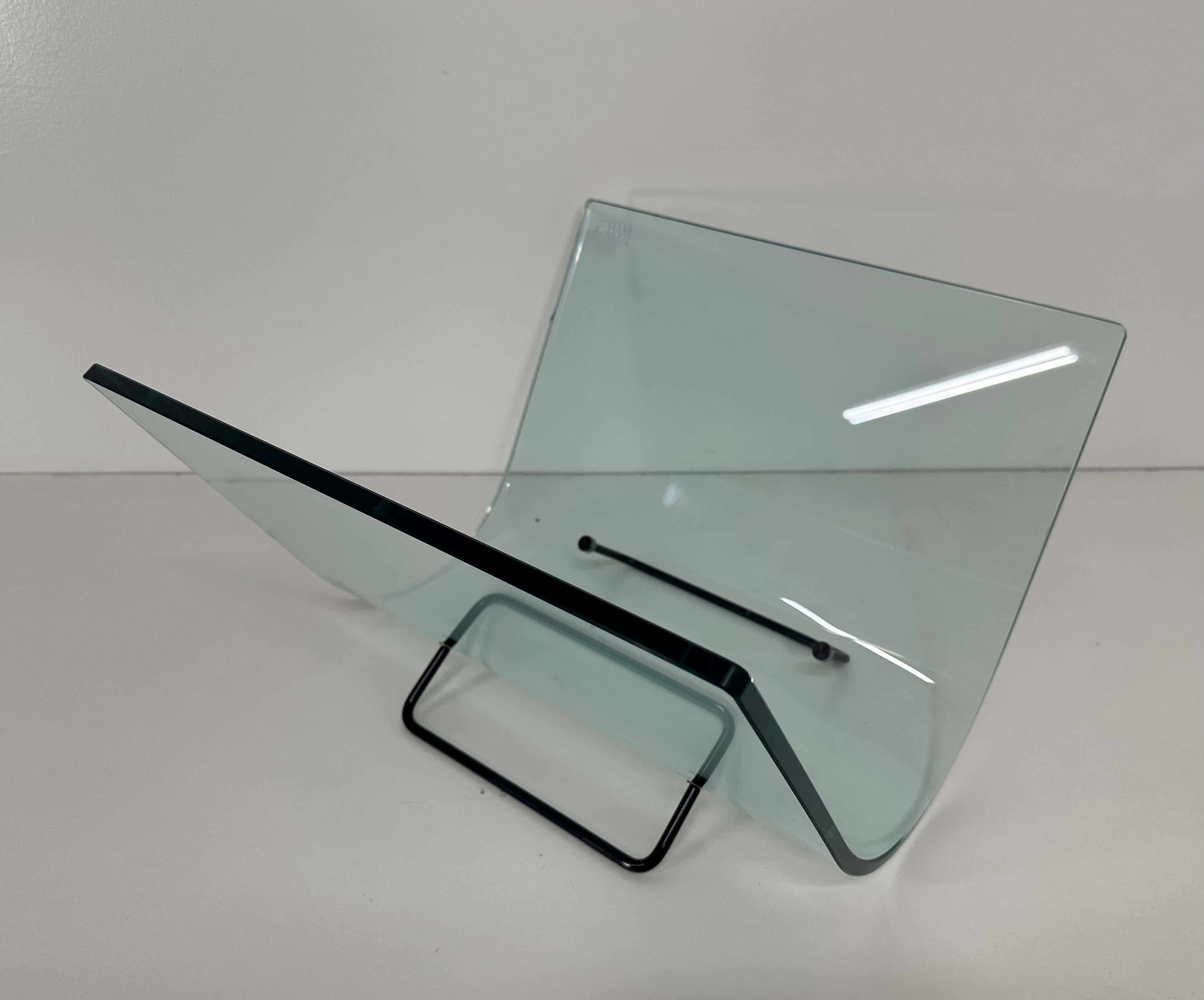 Mid-Century Modern Porte-revues italien incurvé en verre et métal, FIAM, années 1980 en vente