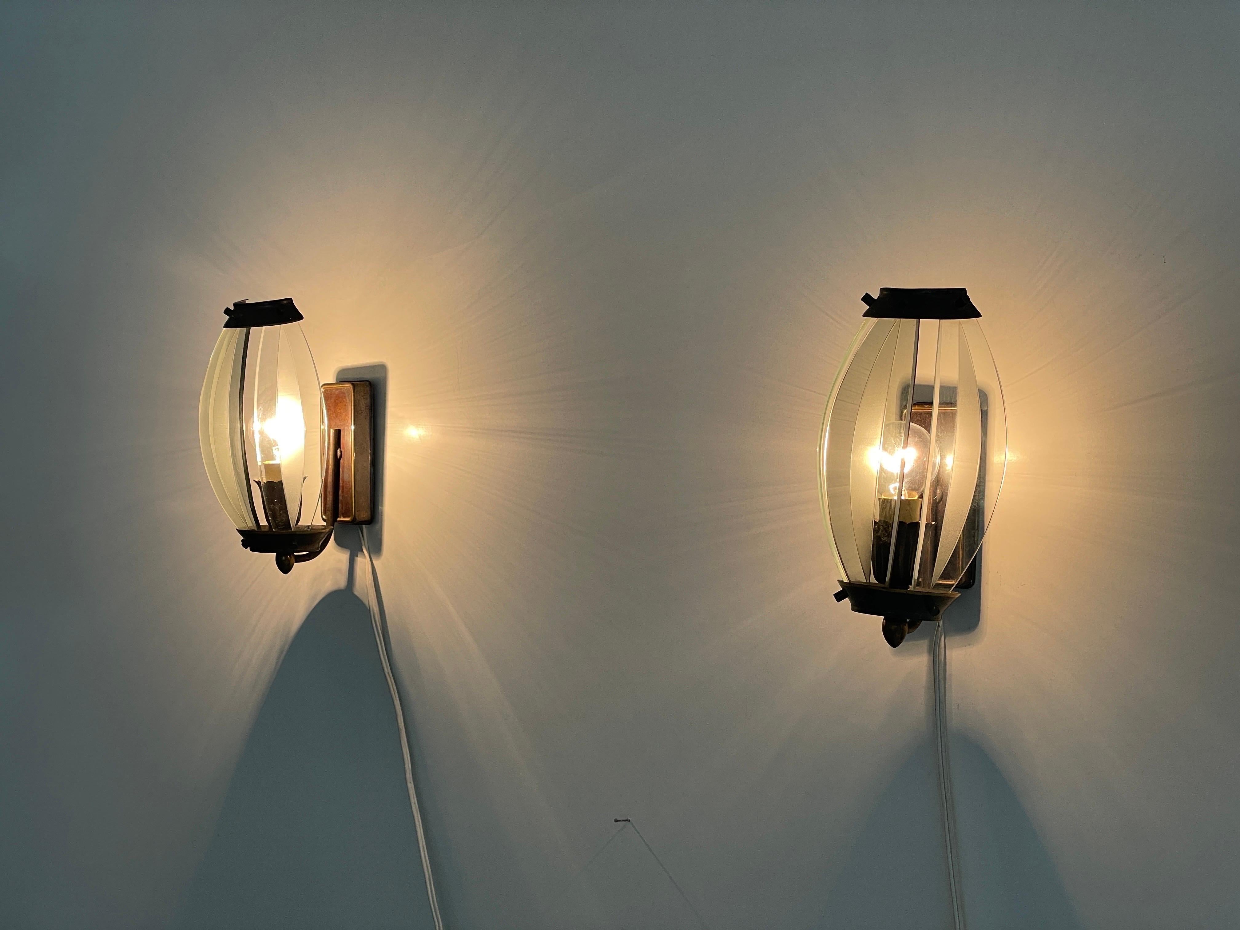 Ensemble de 2 appliques italiennes en verre incurvé et en métal, années 1950, Italie en vente 6