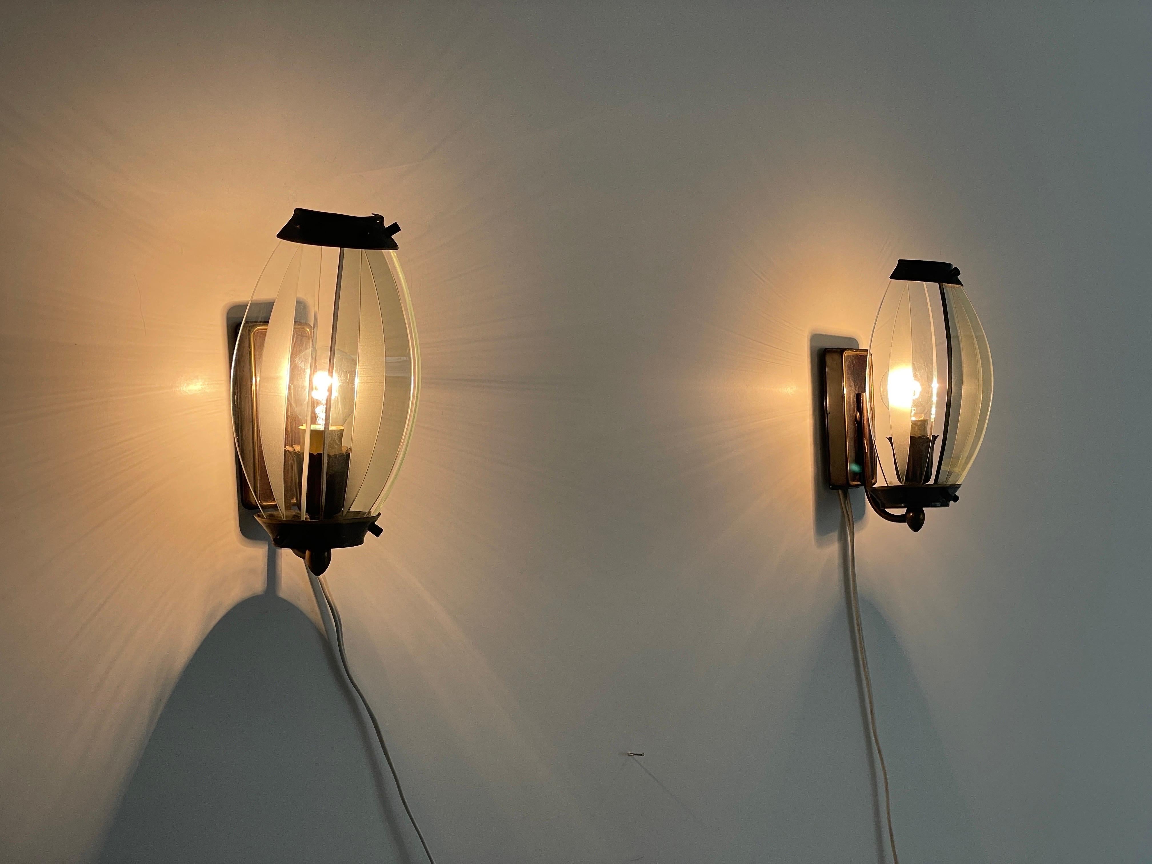 Ensemble de 2 appliques italiennes en verre incurvé et en métal, années 1950, Italie en vente 7