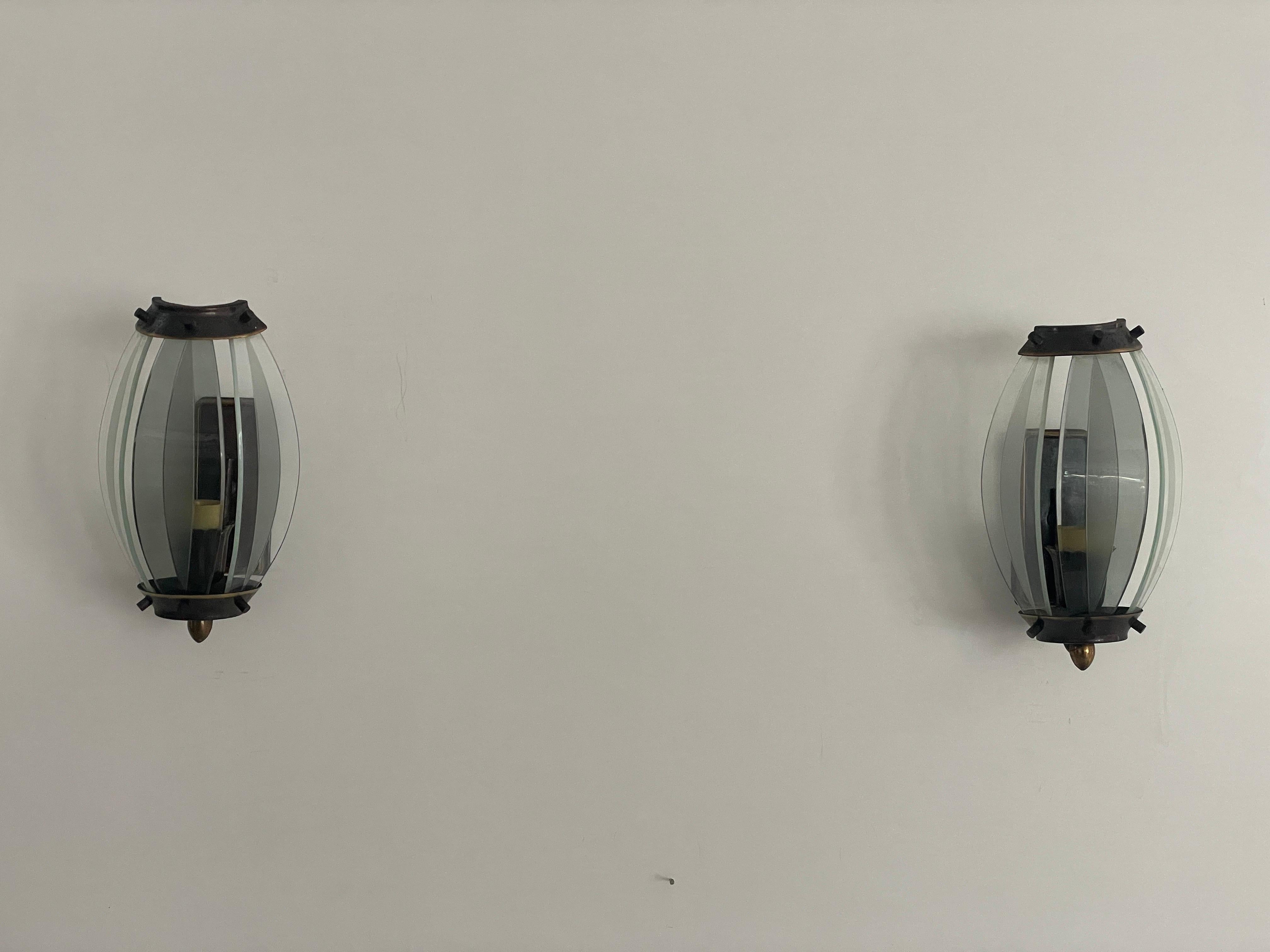 Ensemble de 2 appliques italiennes en verre incurvé et en métal, années 1950, Italie

Très belles appliques de haute qualité.


Ces lampes fonctionnent avec  Ampoules E14 standard. 
Câblé et utilisable dans tous les pays. (110-220 V)

Dimensions
