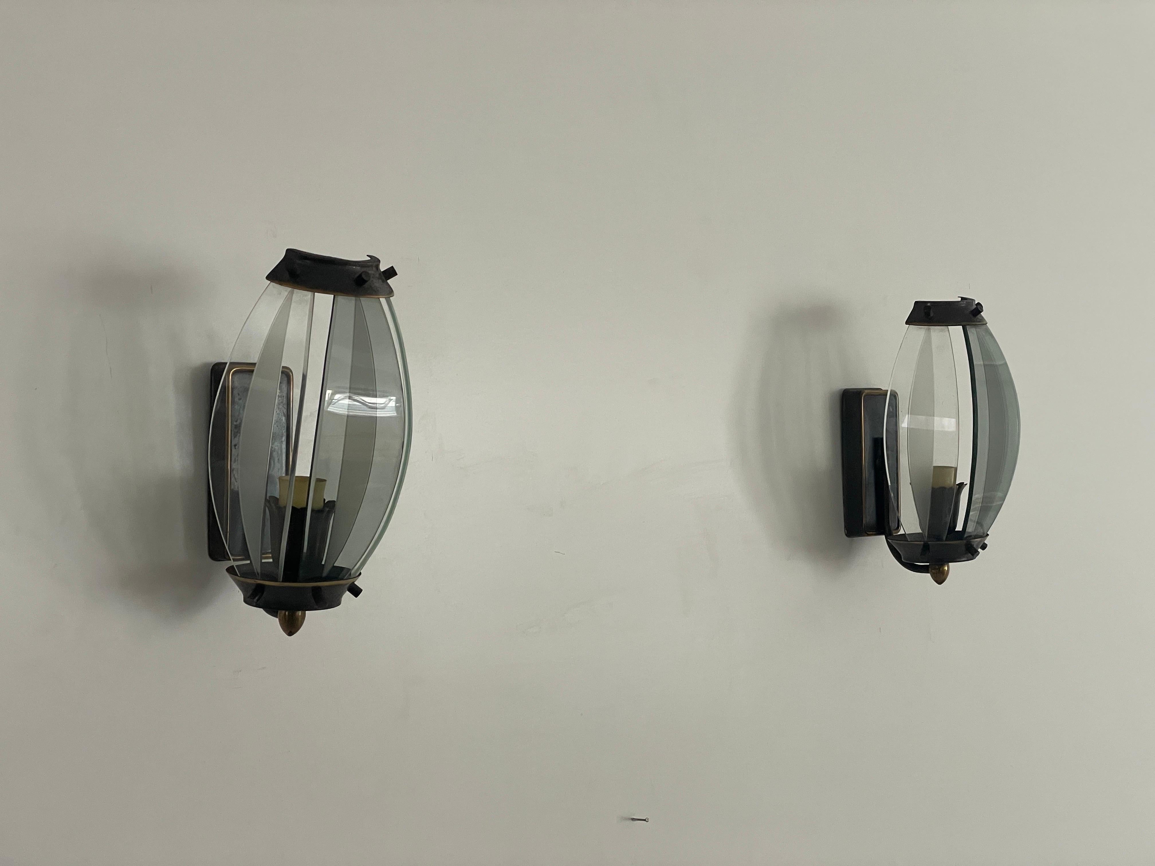 Mid-Century Modern Ensemble de 2 appliques italiennes en verre incurvé et en métal, années 1950, Italie en vente