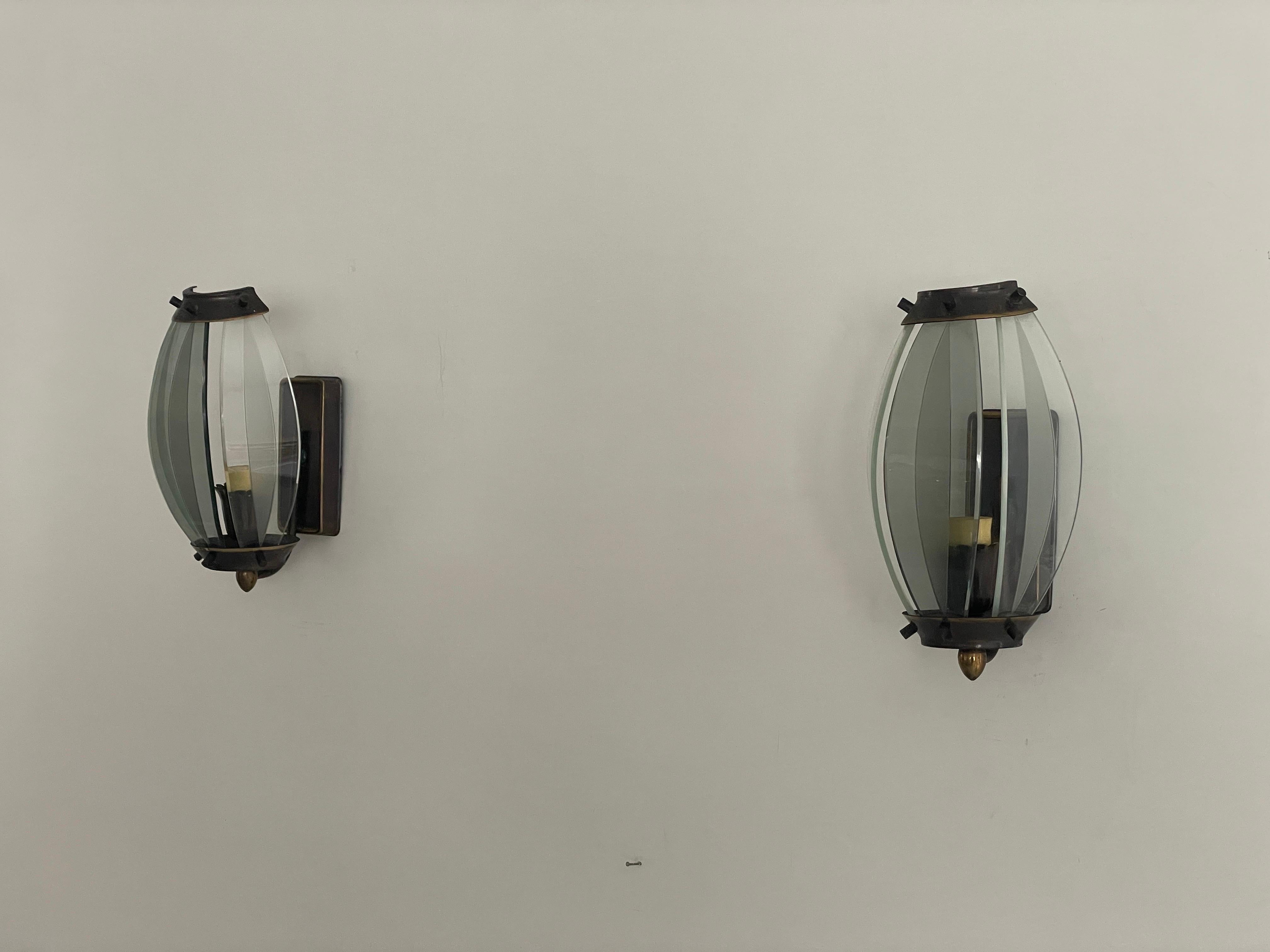 Ensemble de 2 appliques italiennes en verre incurvé et en métal, années 1950, Italie Excellent état - En vente à Hagenbach, DE