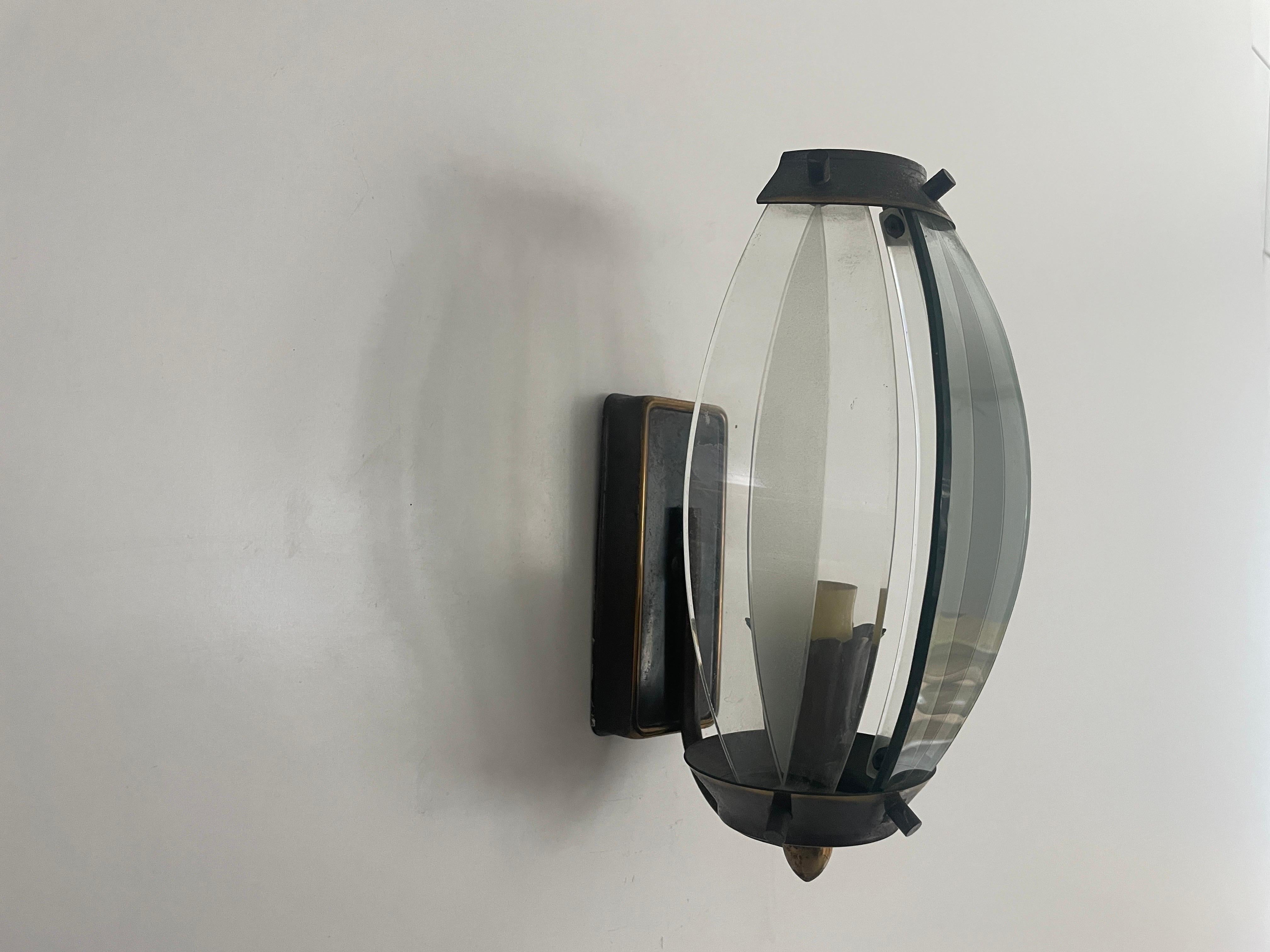 Ensemble de 2 appliques italiennes en verre incurvé et en métal, années 1950, Italie en vente 2