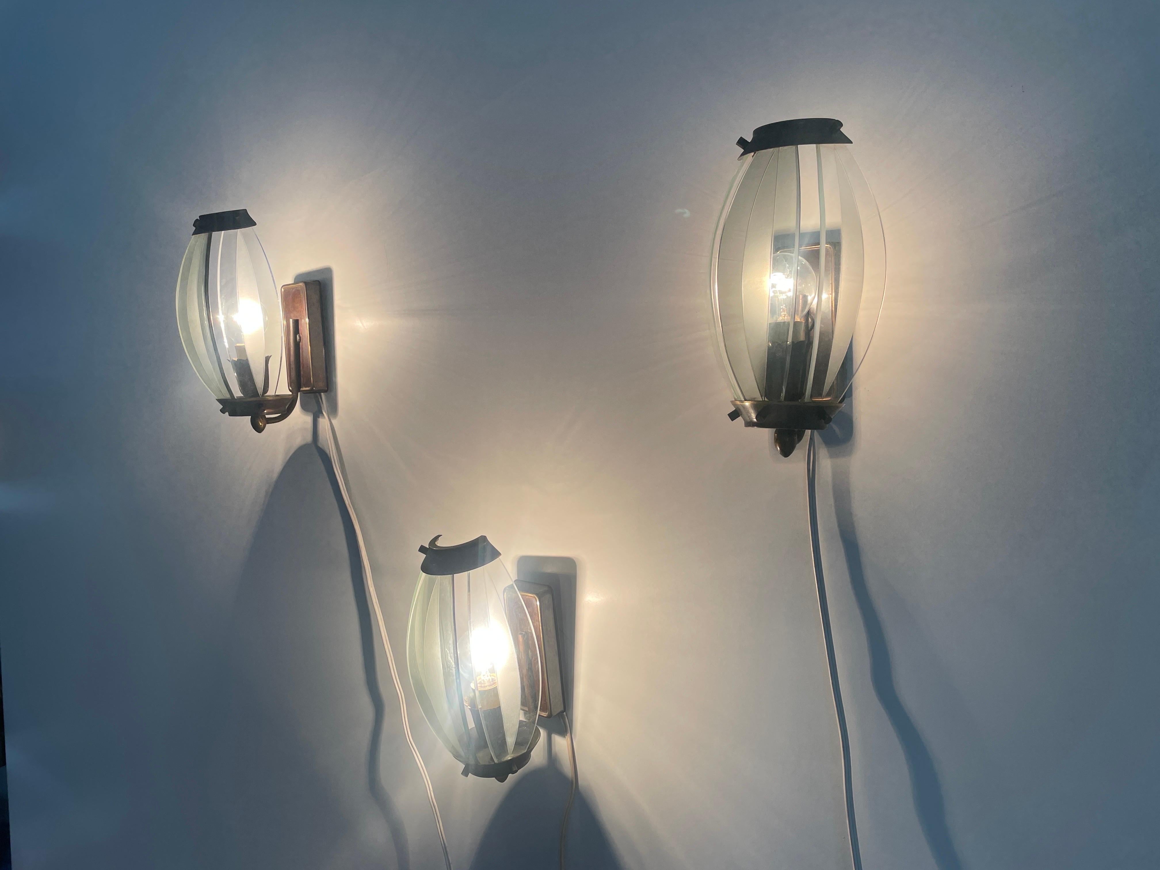 Ensemble de 3 appliques italiennes en verre incurvé et en métal, années 1950, Italie en vente 4