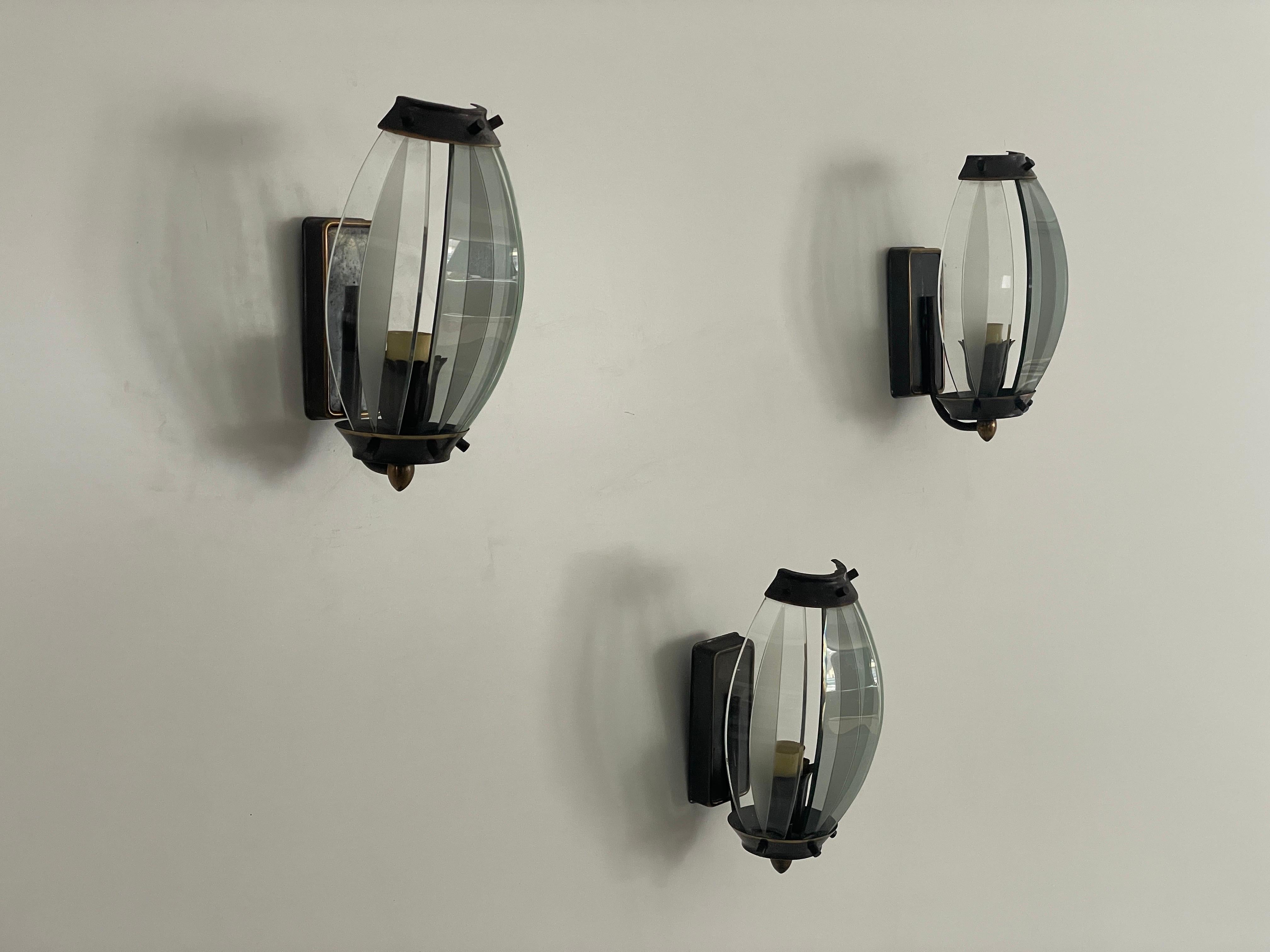 Ensemble de 3 appliques italiennes en verre incurvé et en métal, années 1950, Italie

Très belles appliques de haute qualité.


Ces lampes fonctionnent avec  Ampoules E14 standard. 
Câblé et utilisable dans tous les pays. (110-220 V)

Dimensions