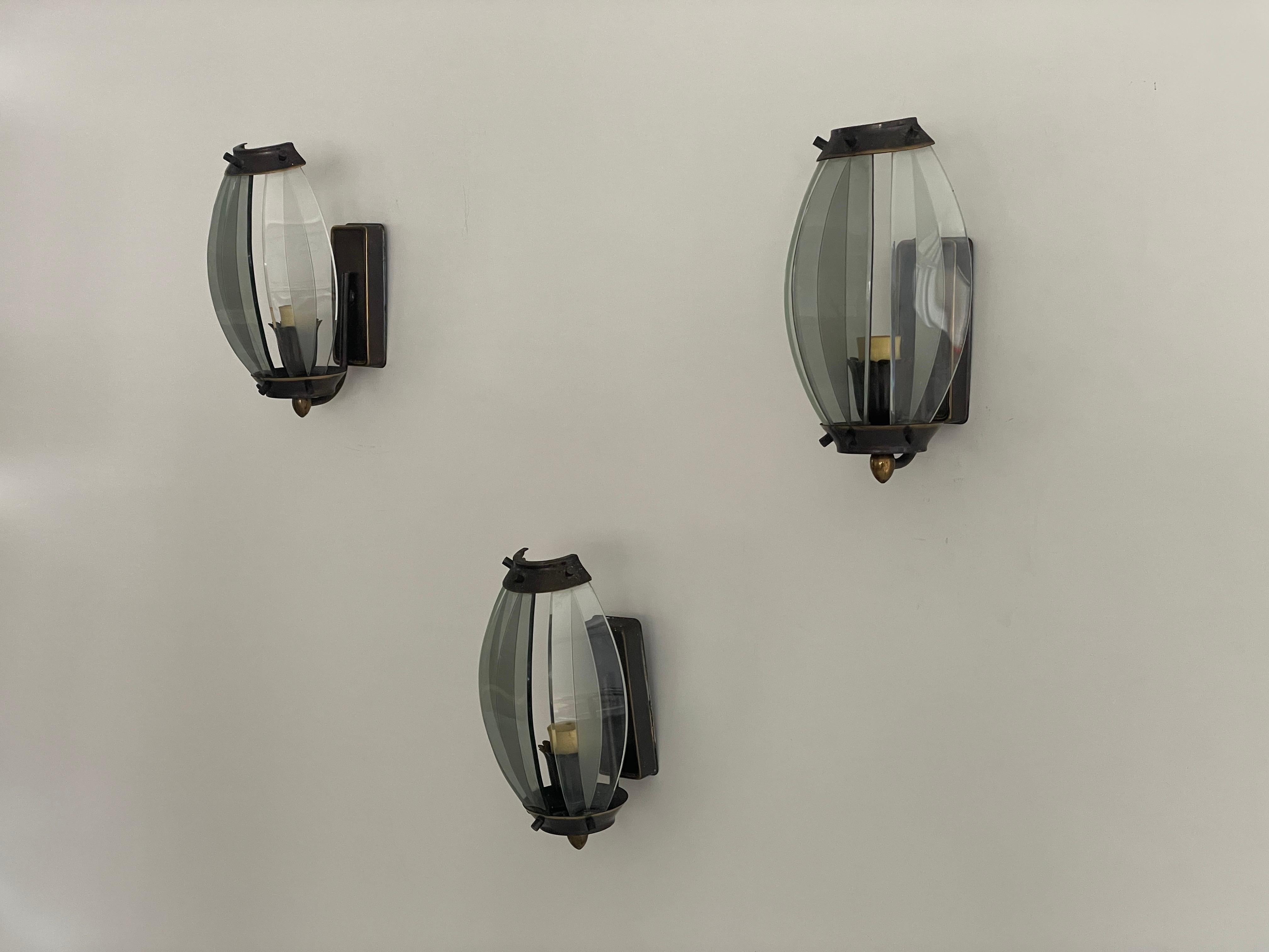 Mid-Century Modern Ensemble de 3 appliques italiennes en verre incurvé et en métal, années 1950, Italie en vente