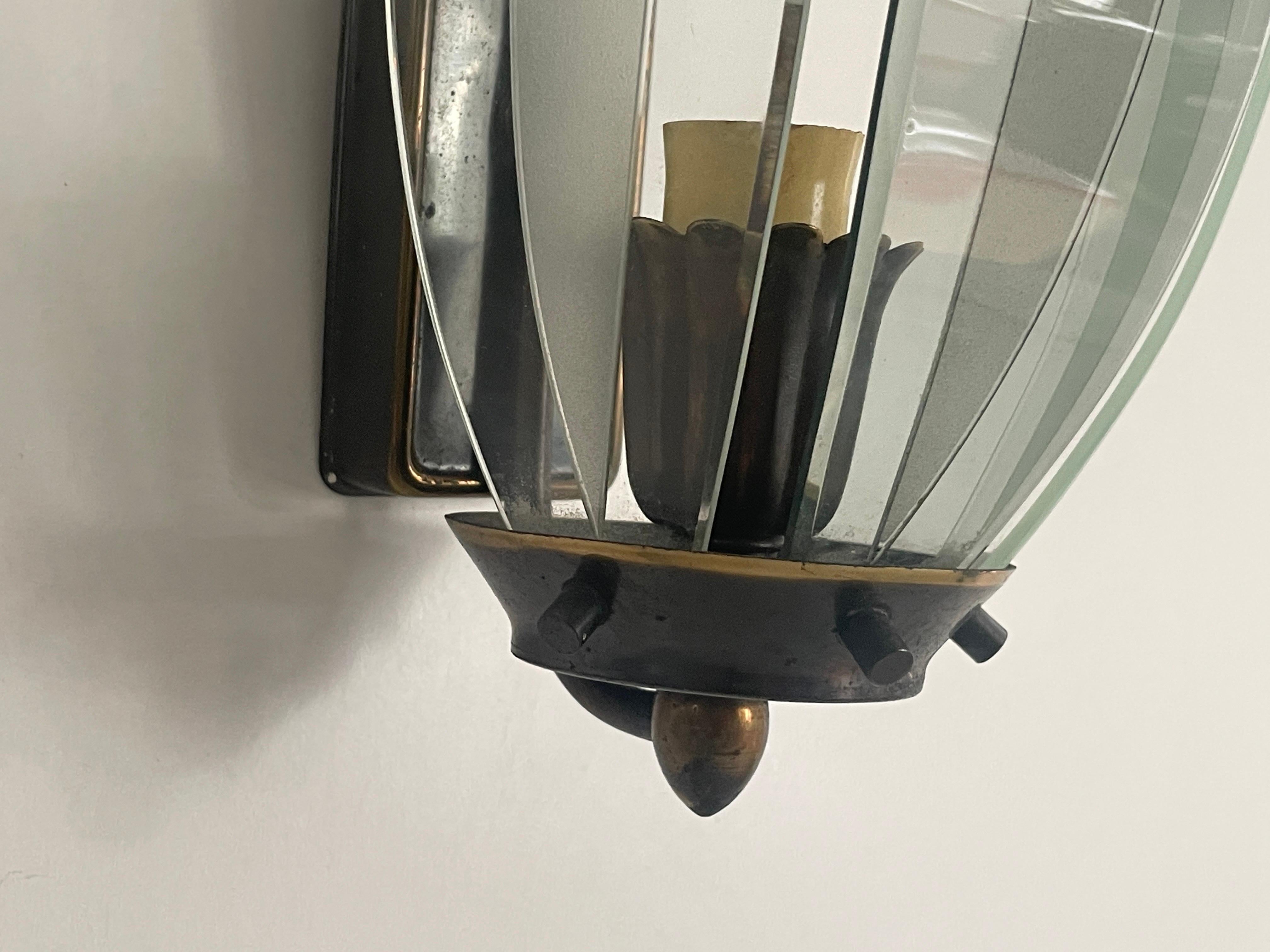 Ensemble de 3 appliques italiennes en verre incurvé et en métal, années 1950, Italie en vente 1