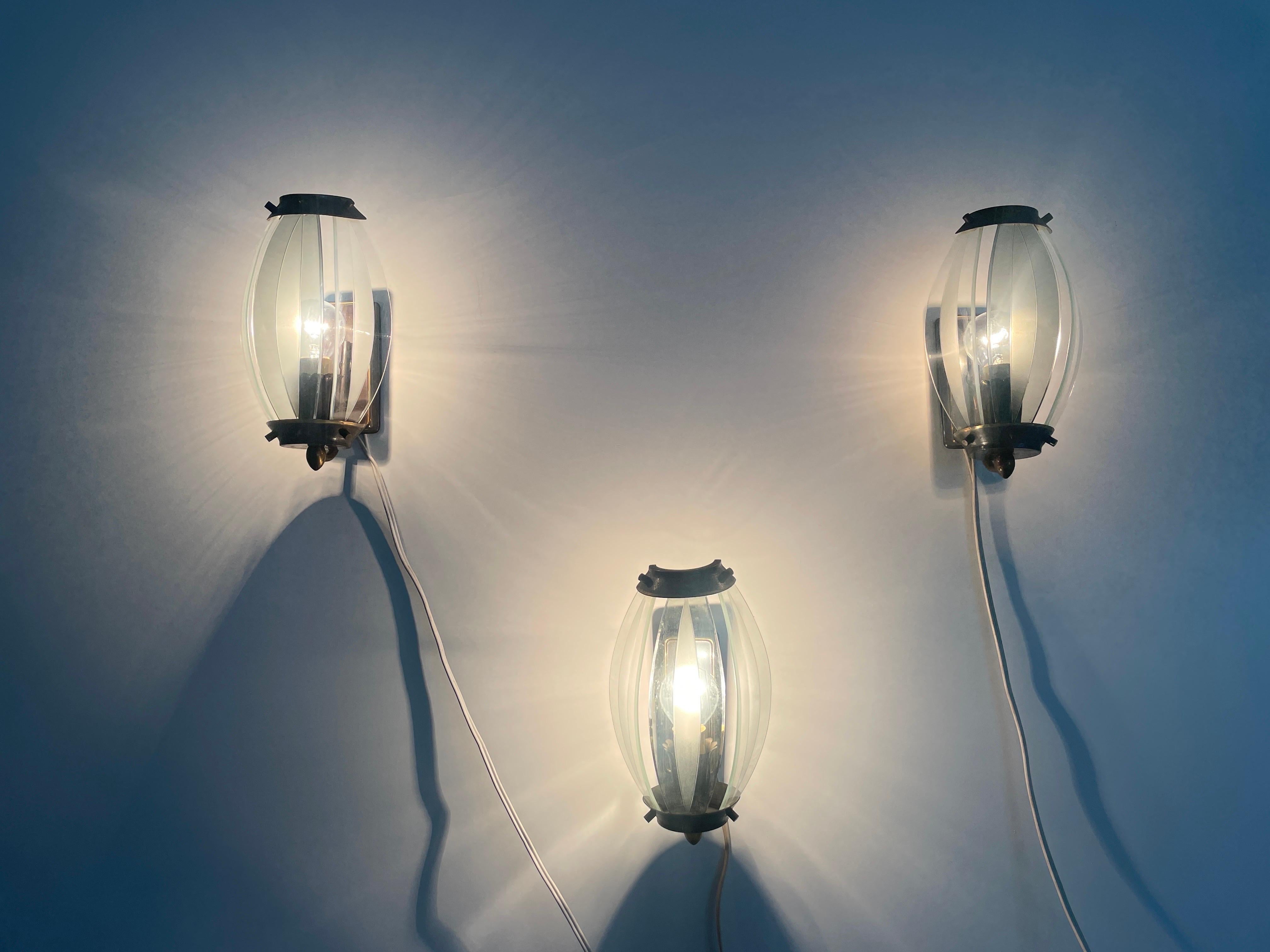 Ensemble de 3 appliques italiennes en verre incurvé et en métal, années 1950, Italie en vente 3
