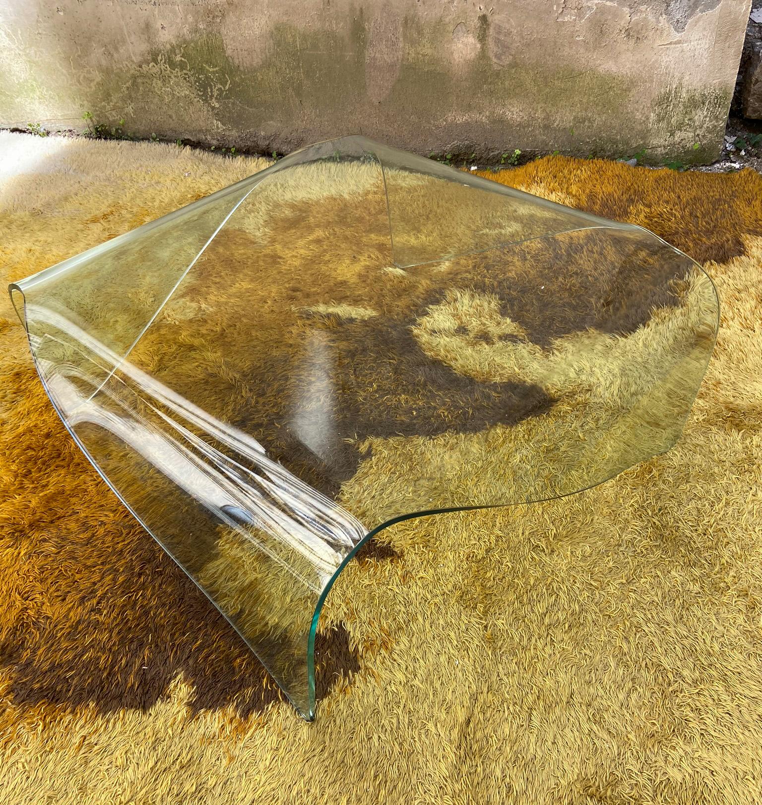 Italian Curved Glass Coffee Table Attributed to Fiam, 1970s In Good Condition In Naples, IT