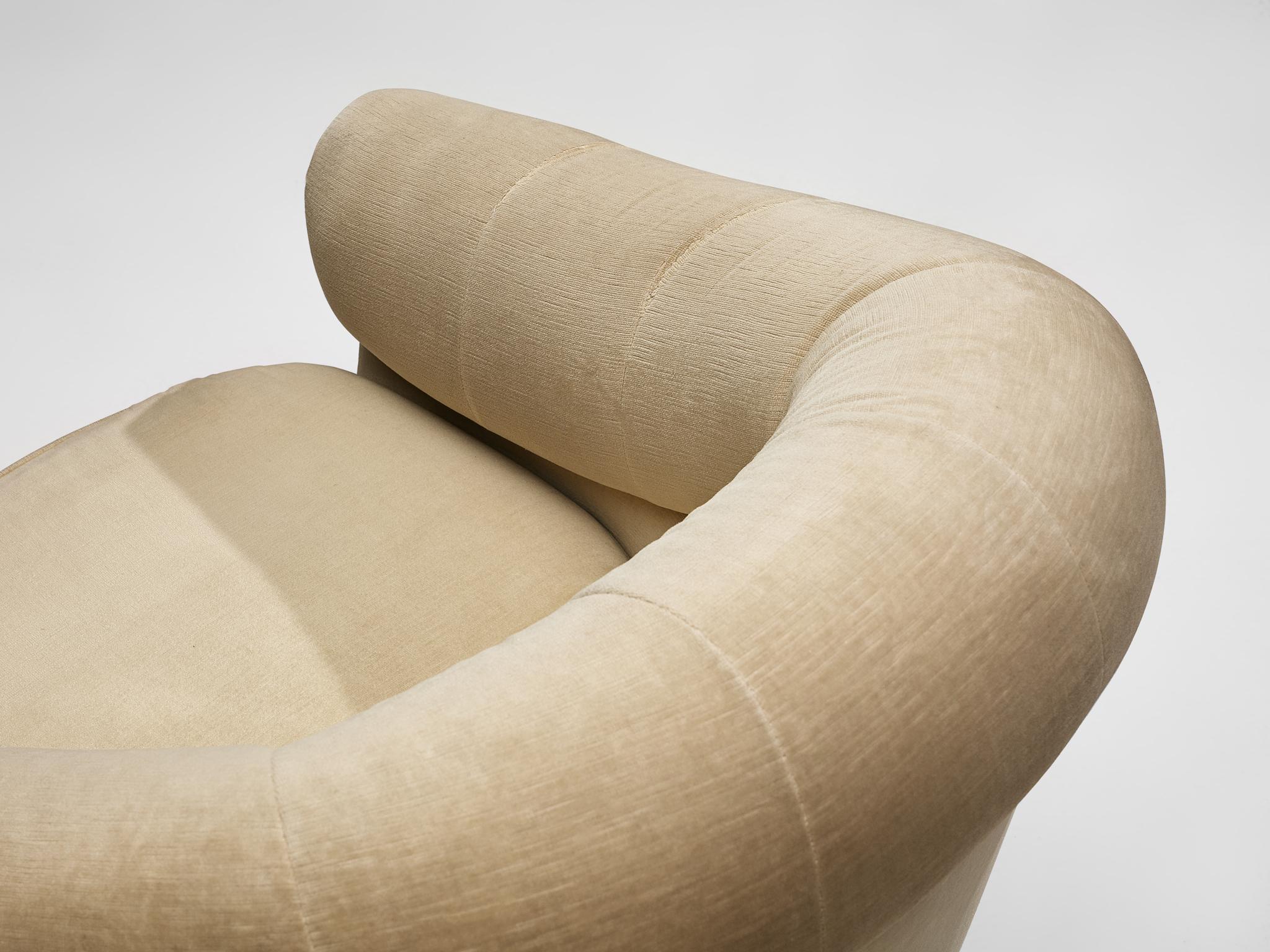 Mid-20th Century Italian Pair of Curved Lounge Chairs in Light Beige Velours For Sale