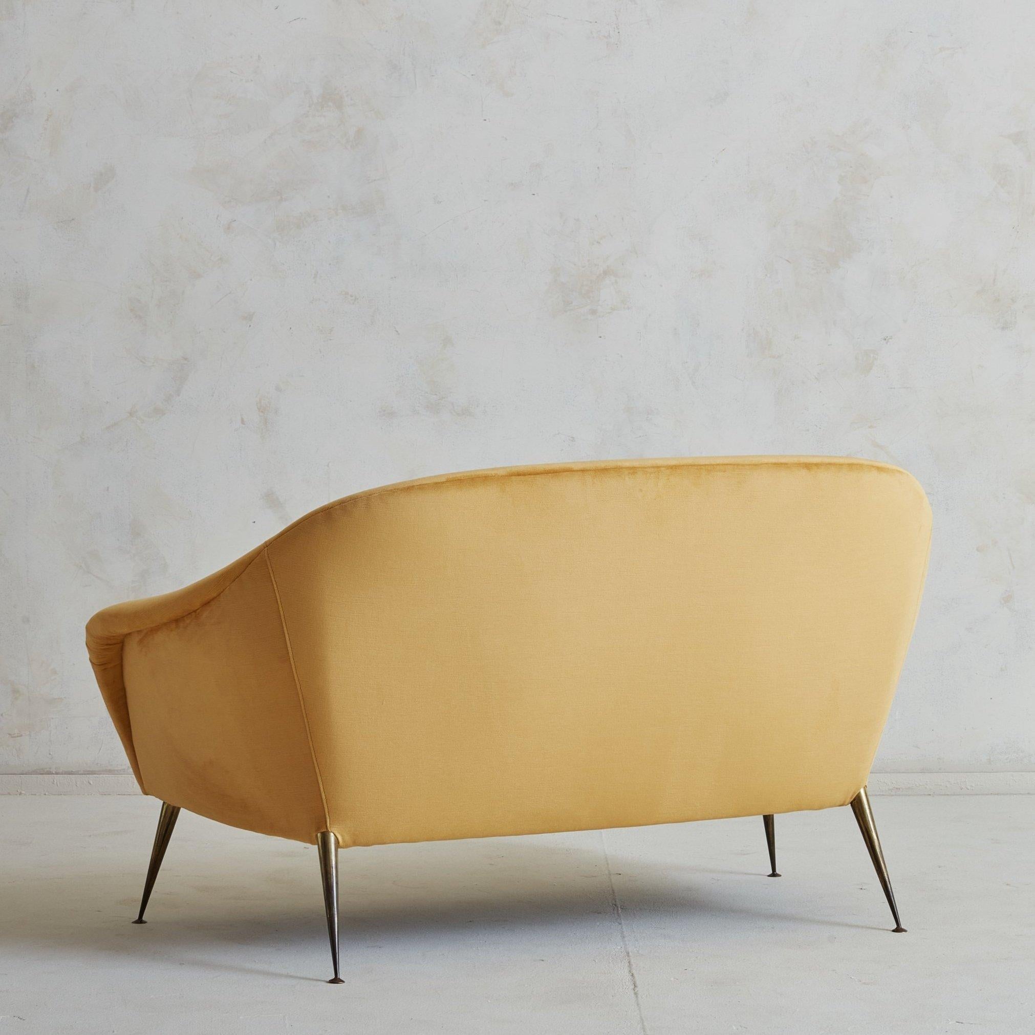 A 1960s Italian Loveseat in a shape often attributed to the works of Gio Ponti. Featuring an elegant curved, four splayed legs and new velvet upholstery. 
 

DIMENSIONS: 49.5 