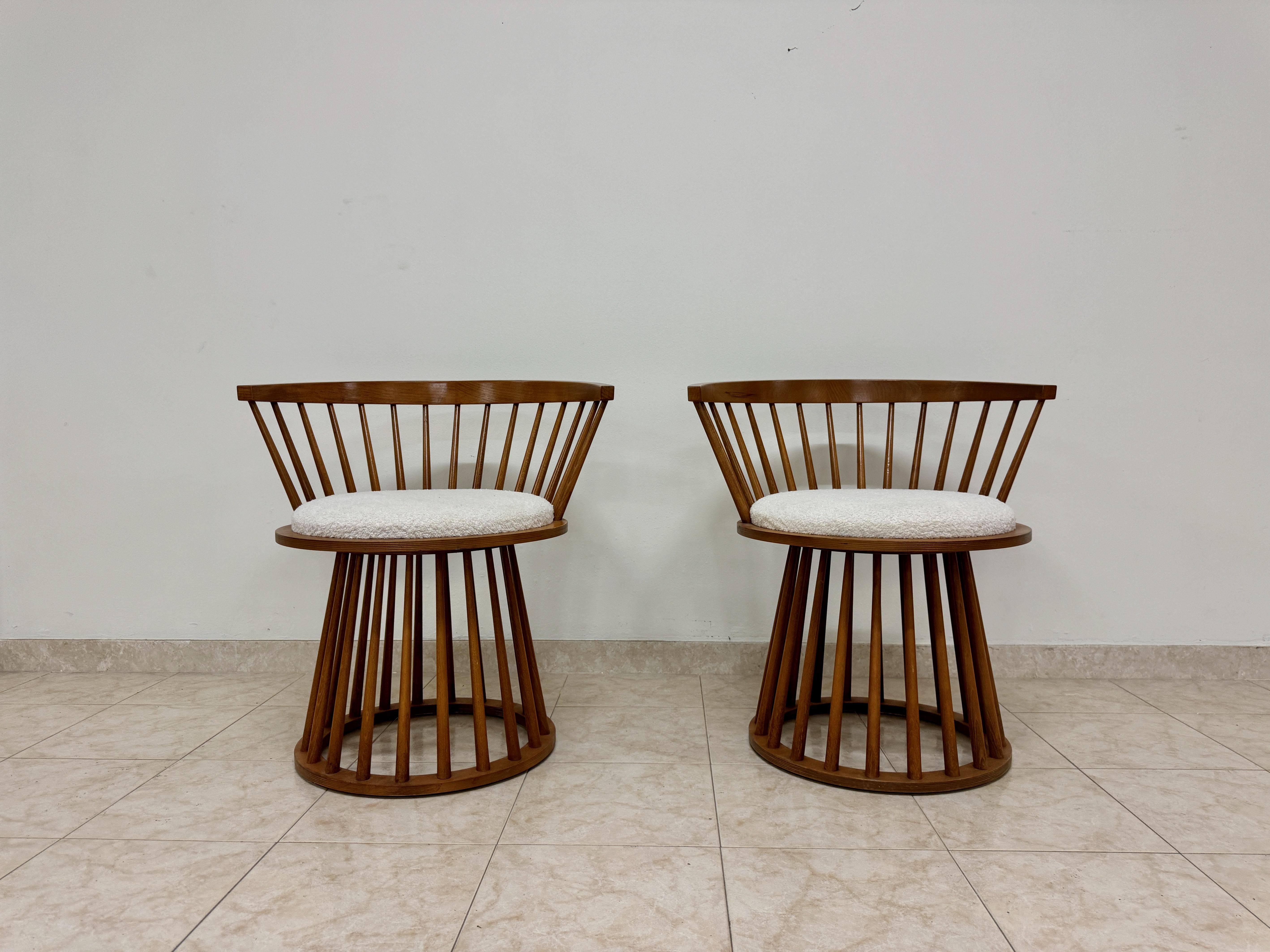 Fauteuils

Hêtre

Dos courbé

Retour de bâton

Supports en bâton sur une base en bois arrondie

Fabriqué en Italie

Contemporain

Ces chaises italiennes contemporaines sont un mélange étonnant de design moderne et d'artisanat traditionnel. Les