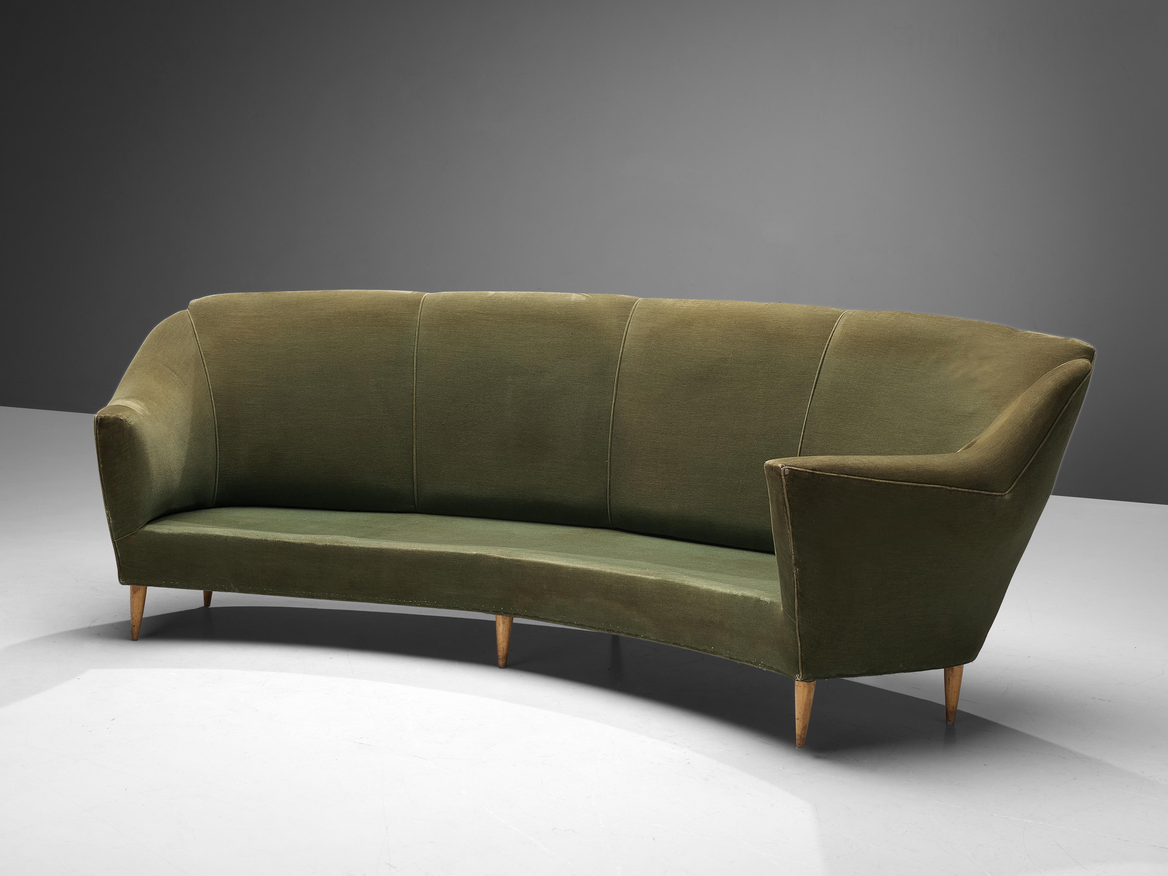 Sofa, Stoff und Holz, Italien, 1950er Jahre. 

Schlichtes italienisches Sofa mit klaren Linien und hoher Rückenlehne. Das Sofa hat kleine, spitz zulaufende Holzbeine. Der hohe Rücken umarmt den Sitzenden auf tröstliche Weise. Die Armlehnen sind zum