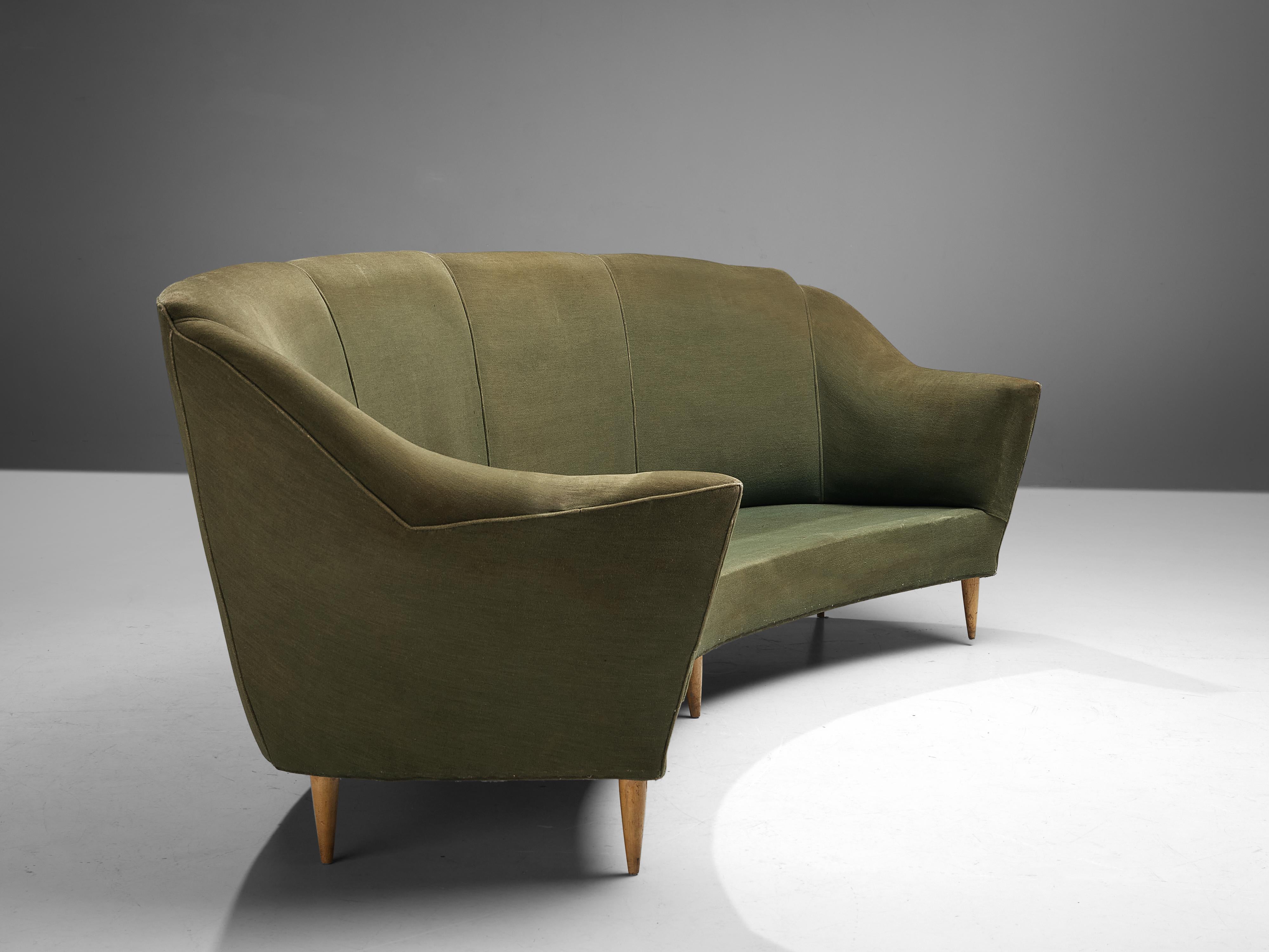 Italienisches geschwungenes Dreisitzer-Sofa mit hellgrüner Polsterung (Mitte des 20. Jahrhunderts) im Angebot