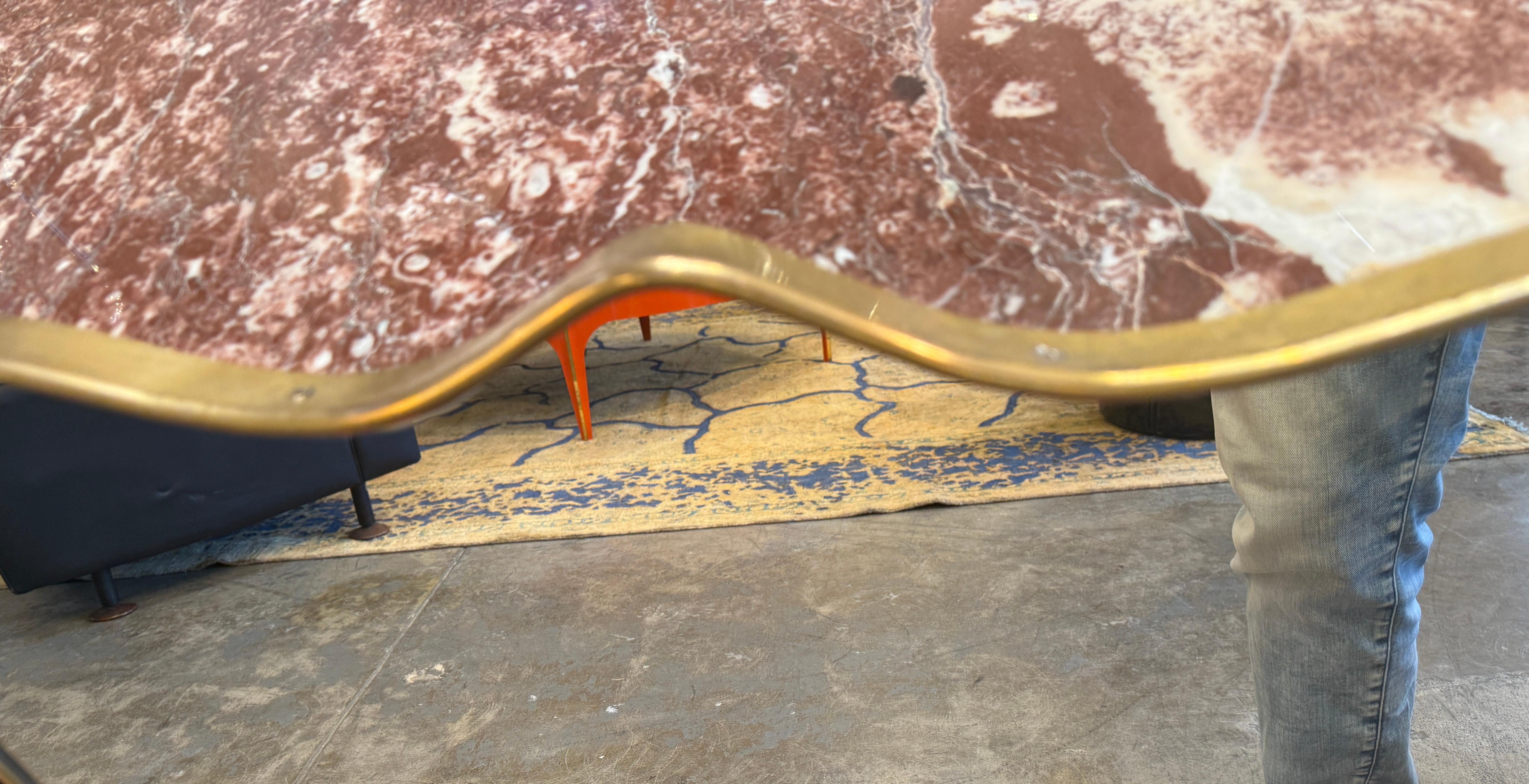 Metà XX secolo Specchio da parete italiano curvilineo con cornice in ottone, anni '50 in vendita