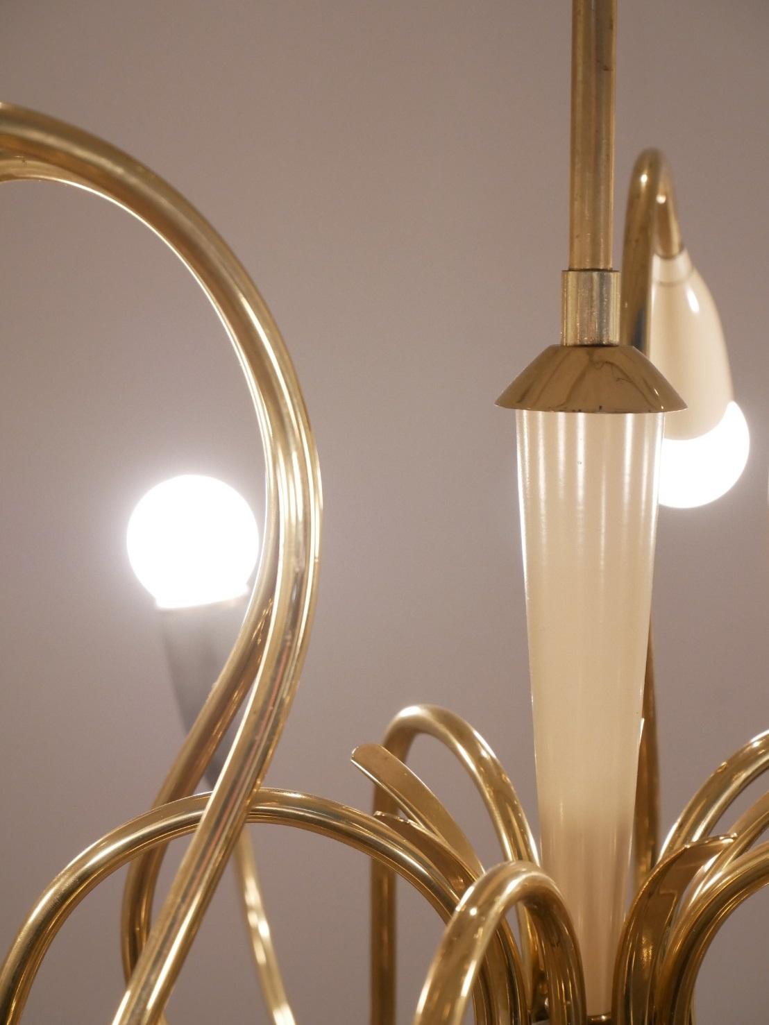 Italian Curvy Brass and Bicolored Bakelite Chandelier, 1950s In Good Condition For Sale In Brussels, Ixelles