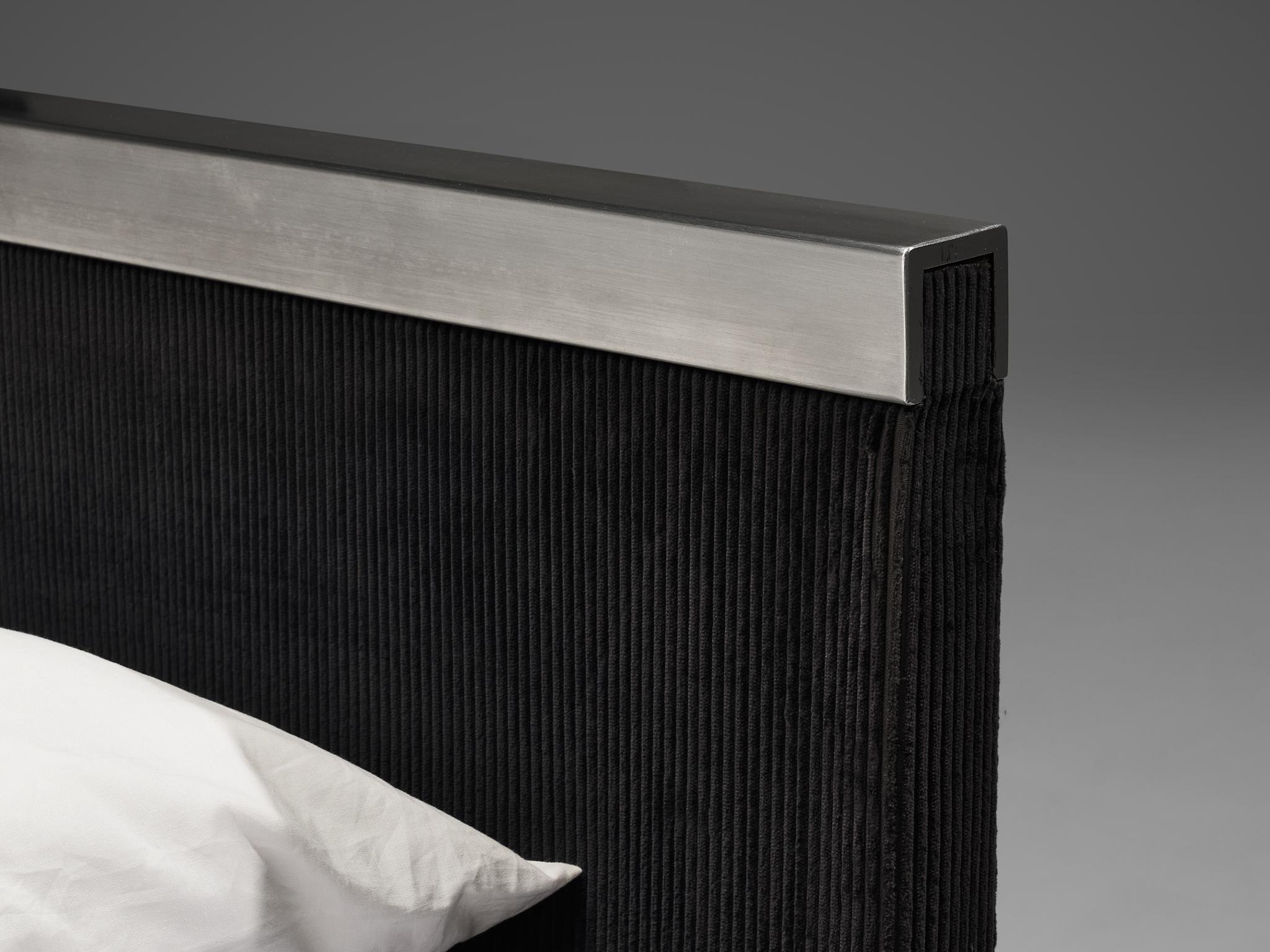 Italienisches, maßgefertigtes italienisches Bett von Bazzani mit Aluminiumdetails  im Zustand „Gut“ im Angebot in Waalwijk, NL