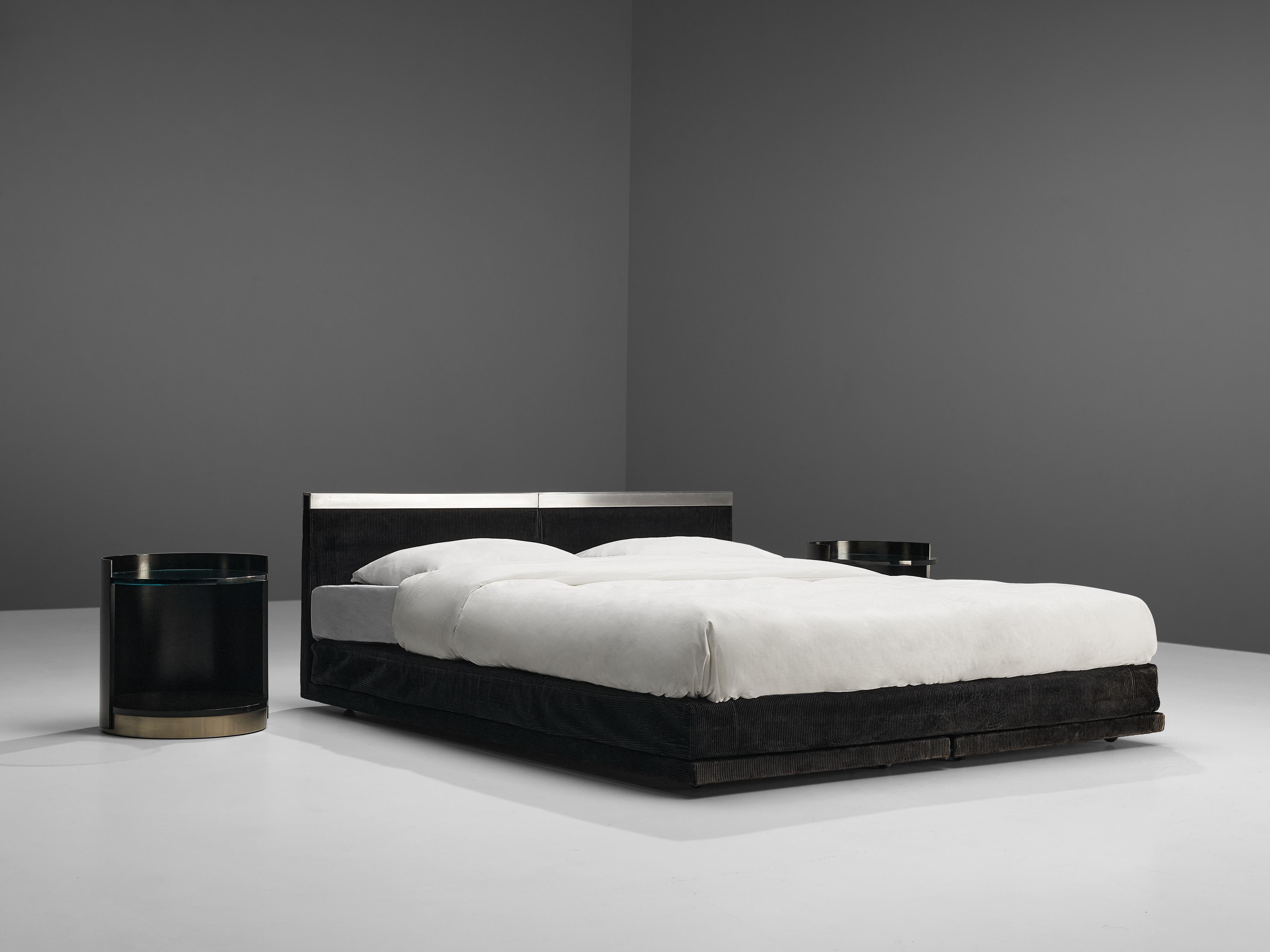 Italian Custom-Made Bed by Bazzani with Gianni Moscatelli Nightstands In Good Condition In Waalwijk, NL
