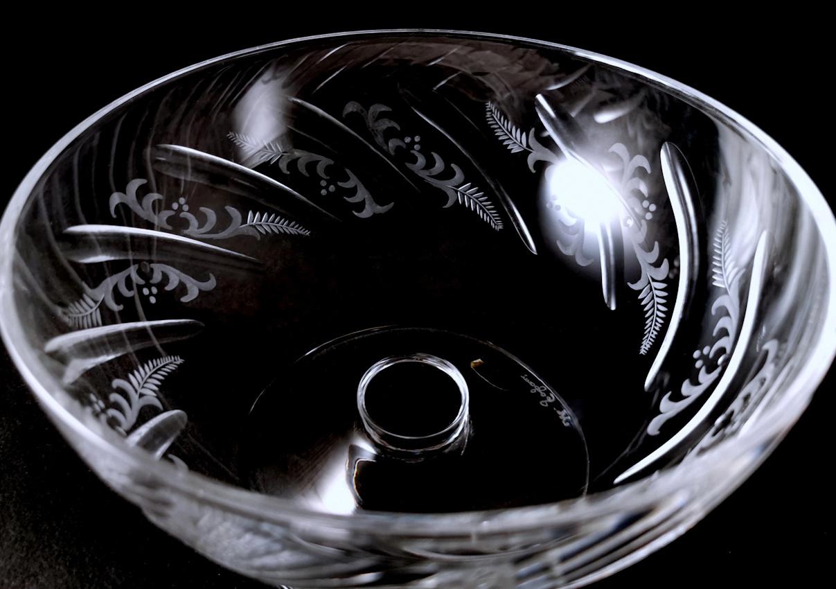 Centro de mesa de cristal italiano tallado y esmerilado con tapa en venta 5