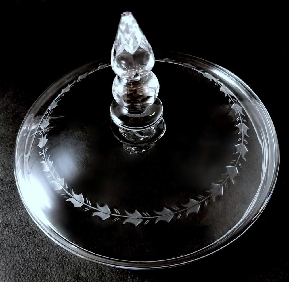 Centro de mesa de cristal italiano tallado y esmerilado con tapa en venta 6