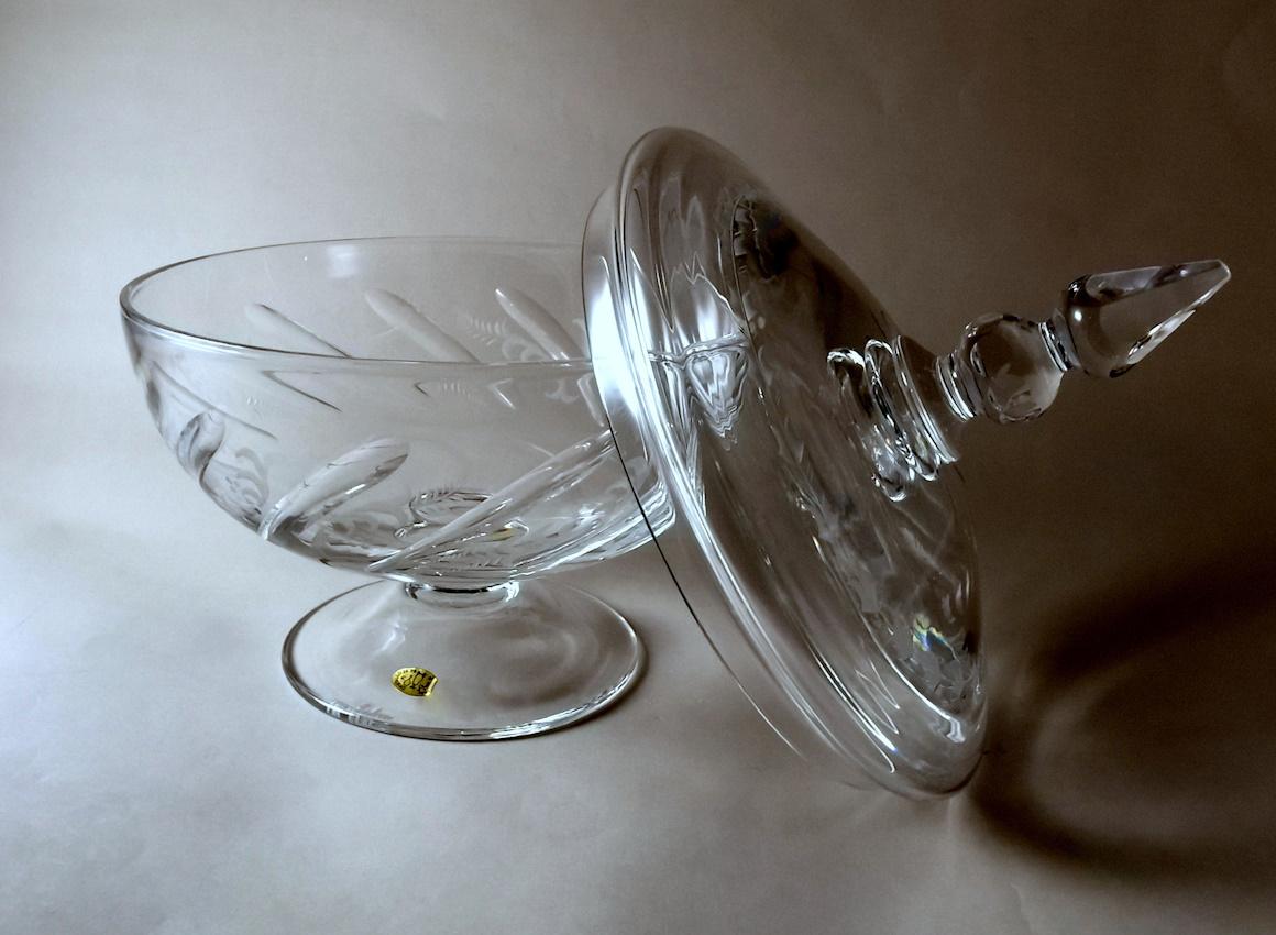 20ième siècle Centre de table italien en cristal taillé et fond avec couvercle en vente